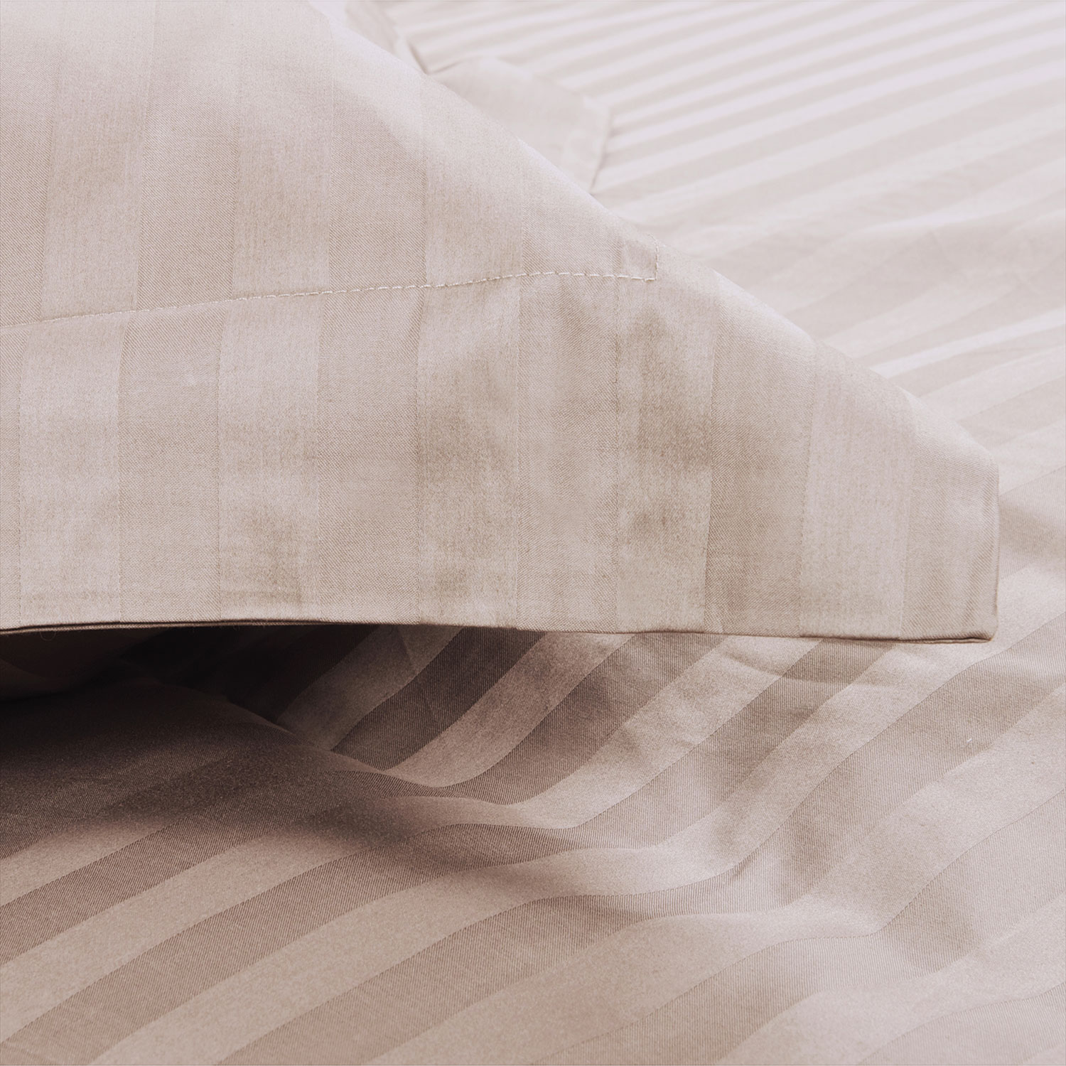 Ens. housse de couette en coton égyptien cont. 300 Damask Stripe de Maholi - Lit 2 places - Sable