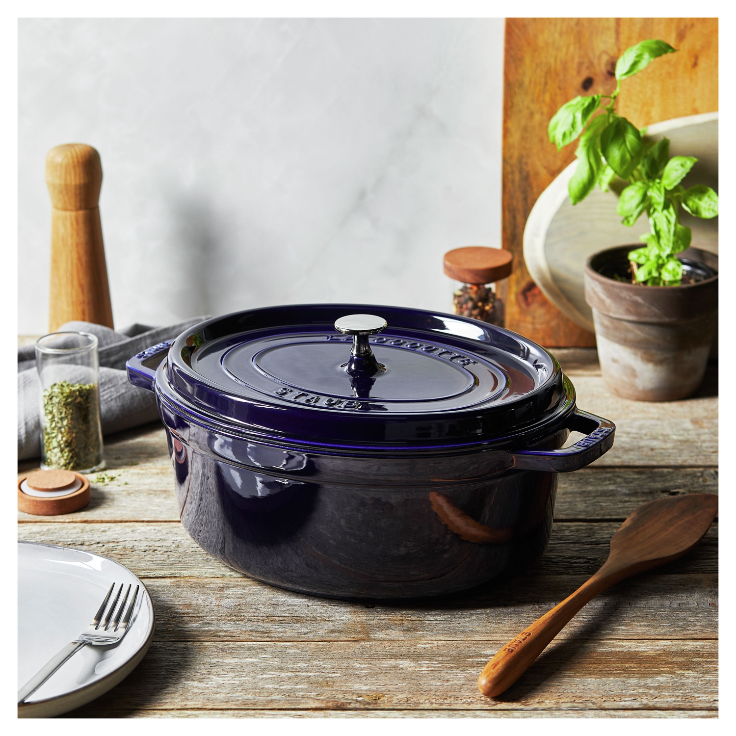 Cocotte ovale Staub Blue - 5.7 pte / 5.5 L