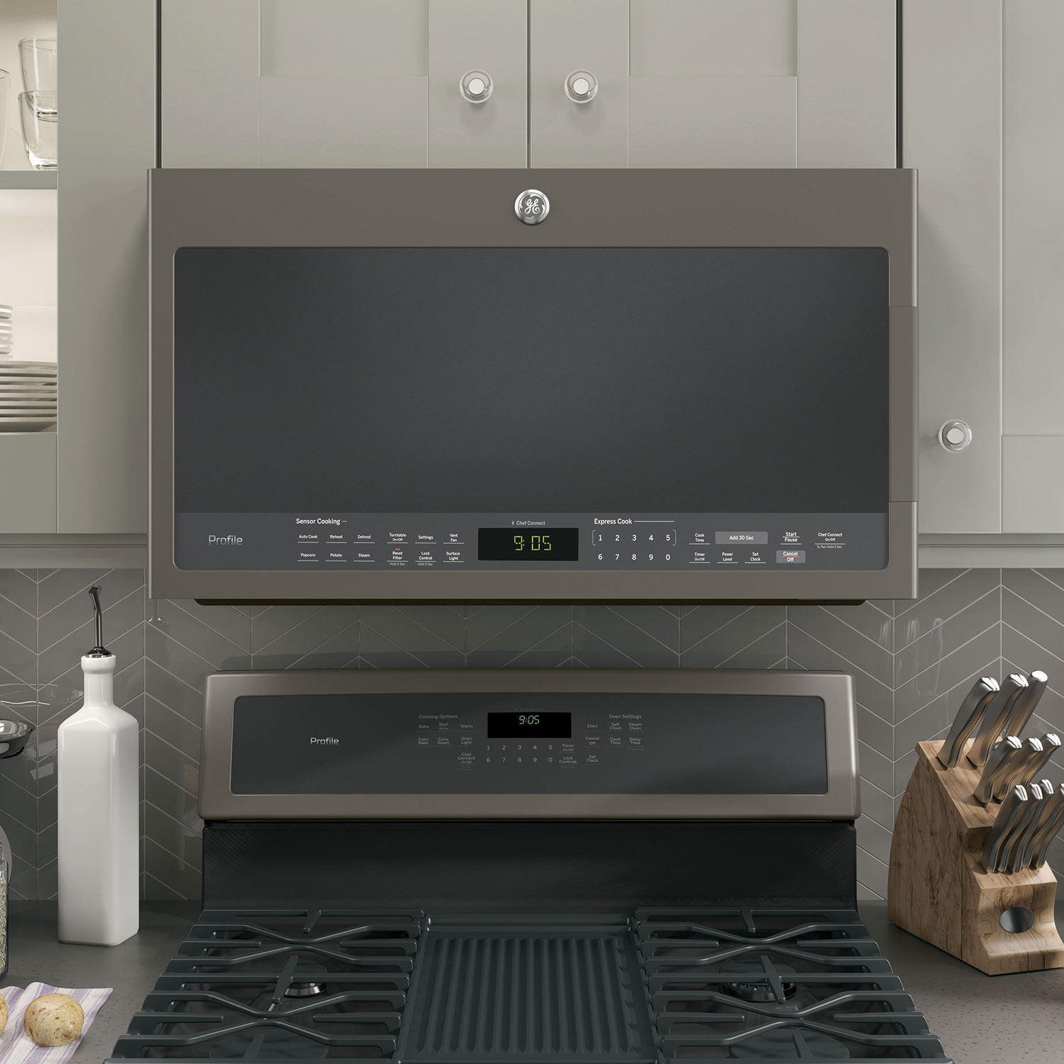 Four à micro-ondes à hotte intégrée SpaceMaker Profile de GE - 2,1 pi3 - Ardoise