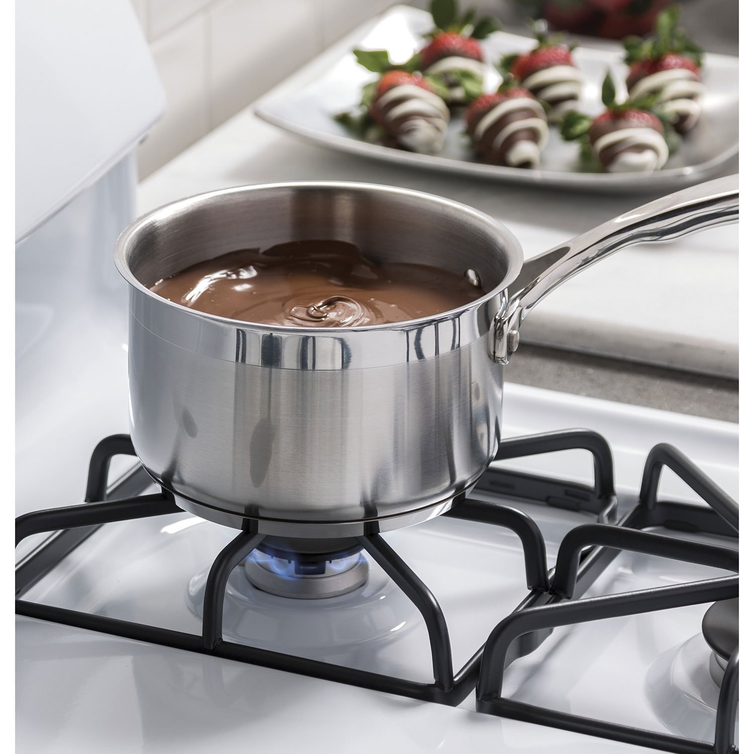 Cuisinière à gaz autonome 5 pi3 de 30 po de GE - Blanc