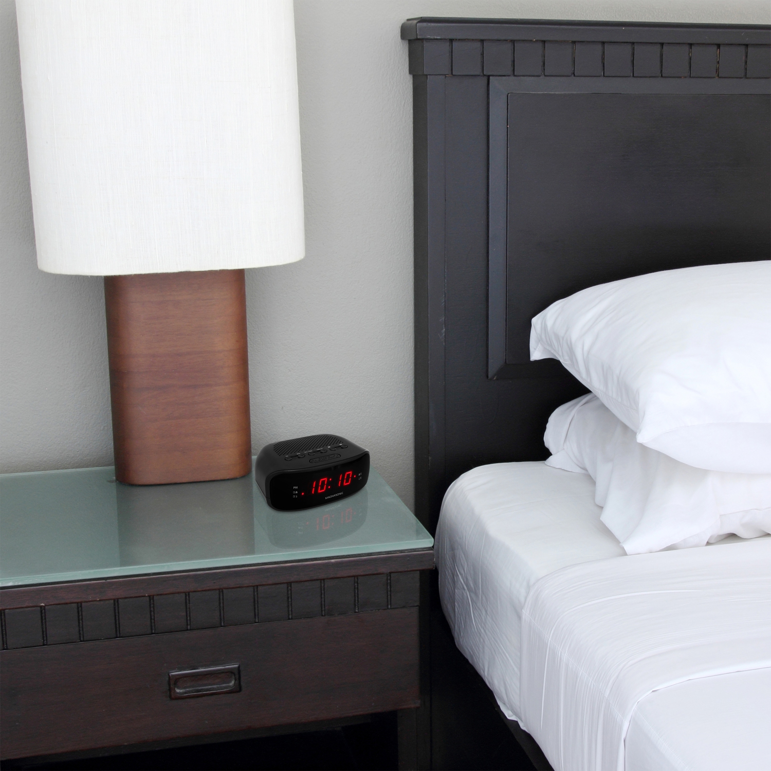 Radio-réveil AM/FM numérique de Magnasonic avec batterie de secours, alarme double, veille/rappel d'alarme, option d'atténuation de l'affichage