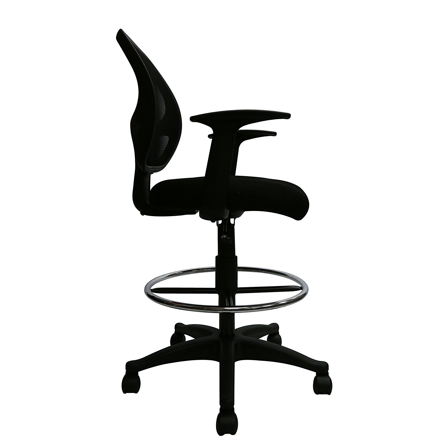 Ce tabouret de dessinateur à dossier mi-hauteur en mailles noires avec repose-pieds et accoudoirs de Nicer Furniture