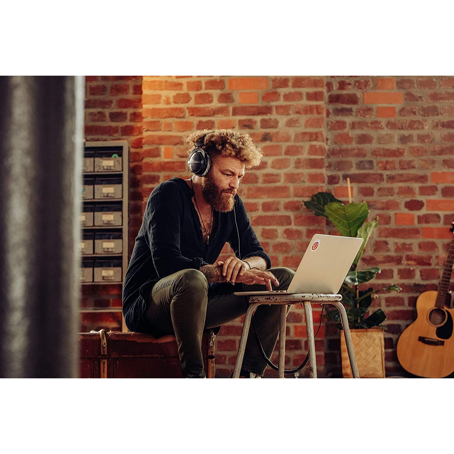 beyerdynamic DT 770 PRO 32 Ohm Over-Ear Studio Headphones, enclosed design, wired for professional recording and monitoring