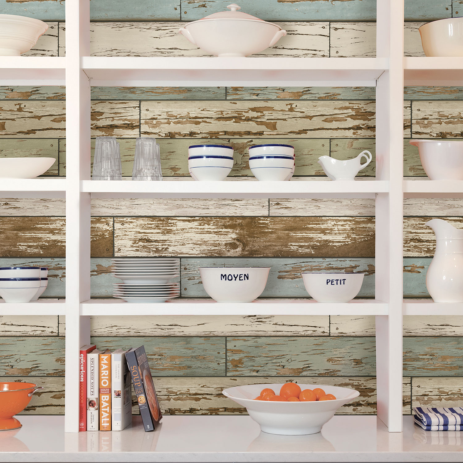 Papier peint autocollant Old Salem Vintage Wood de NuWallpaper - Bleu