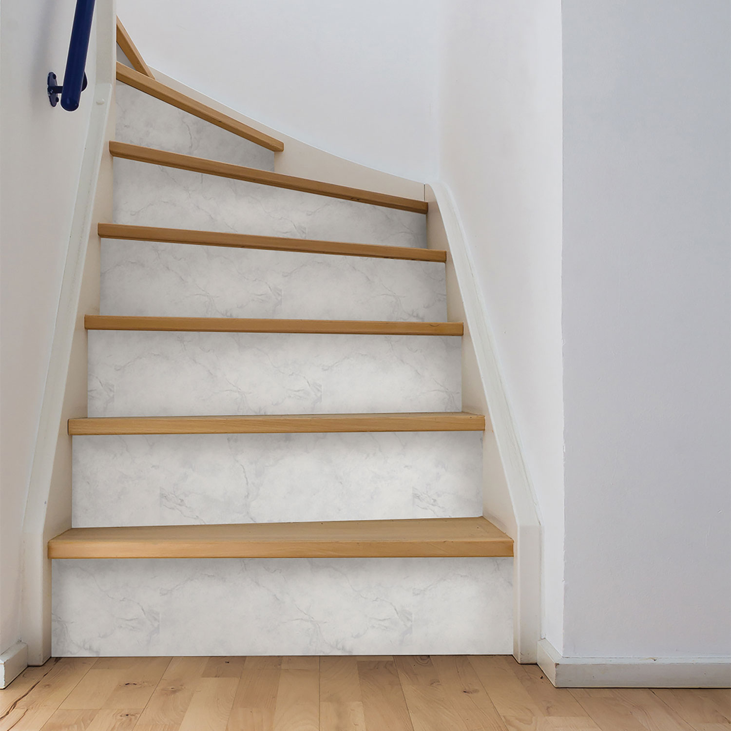 Papier peint autocollant Carrara Marble de NuWallpaper - Blanc