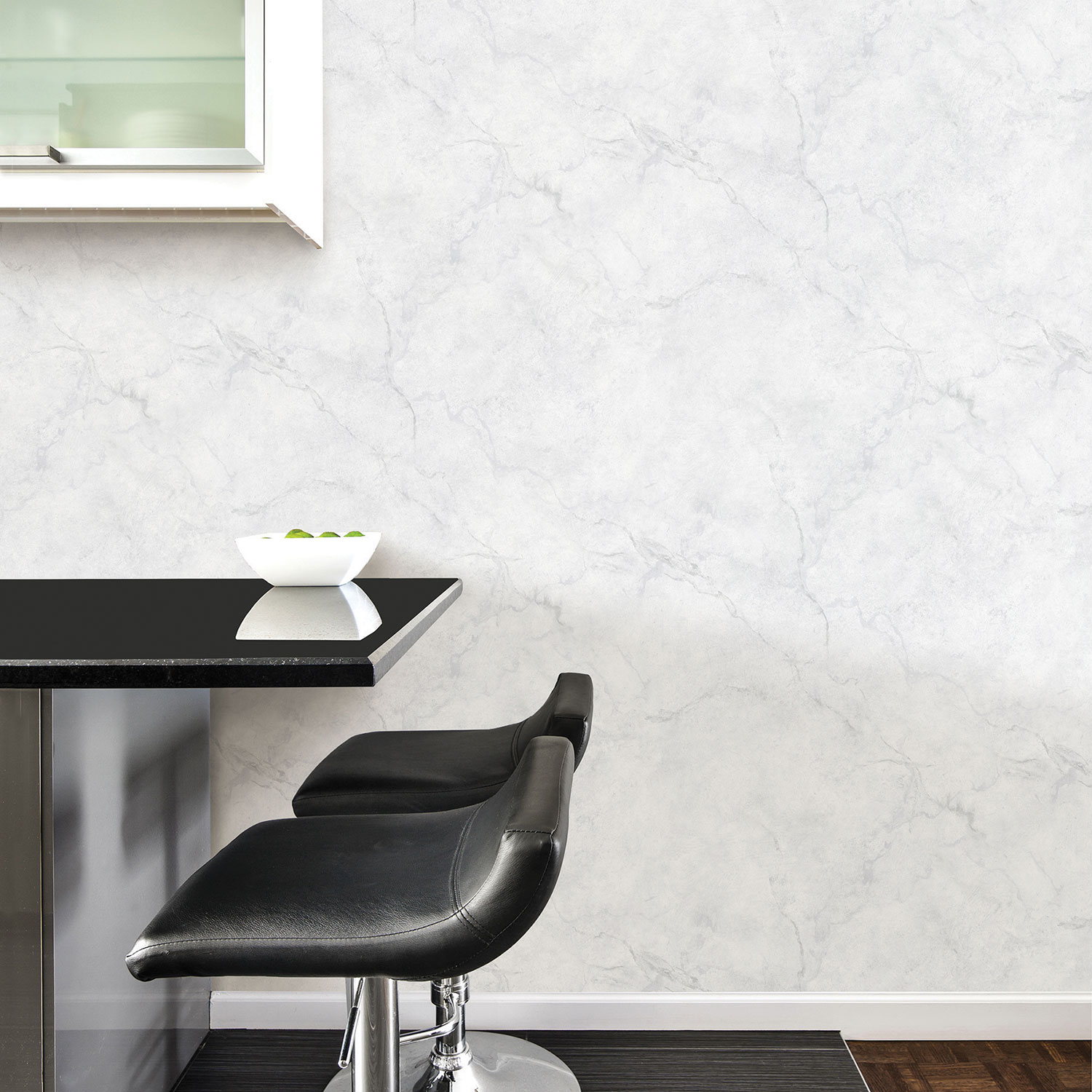 Papier peint autocollant Carrara Marble de NuWallpaper - Blanc