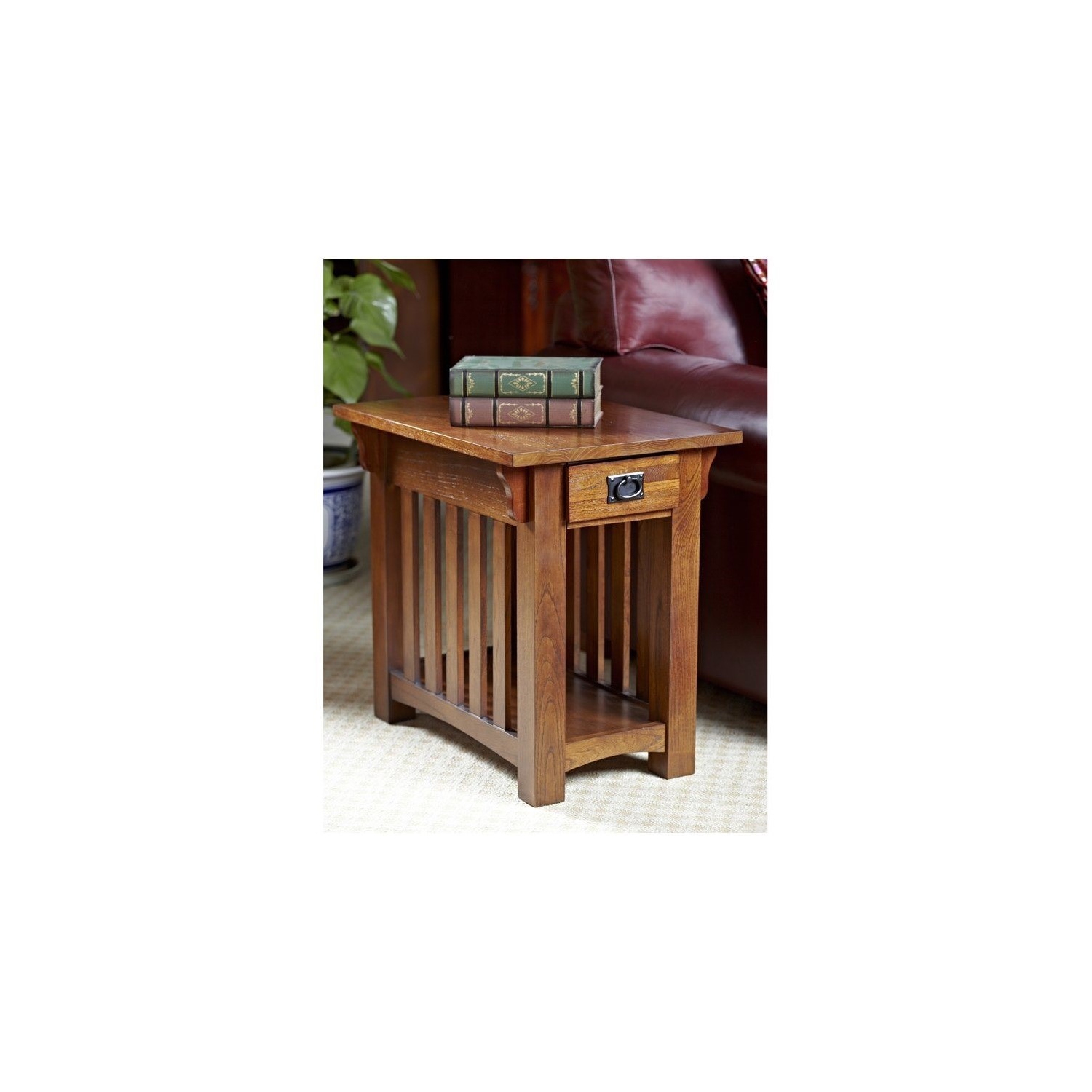 Table à placer près d’un fauteuil Mission Oak de Leick Furniture avec tiroir de rangement et tablette
