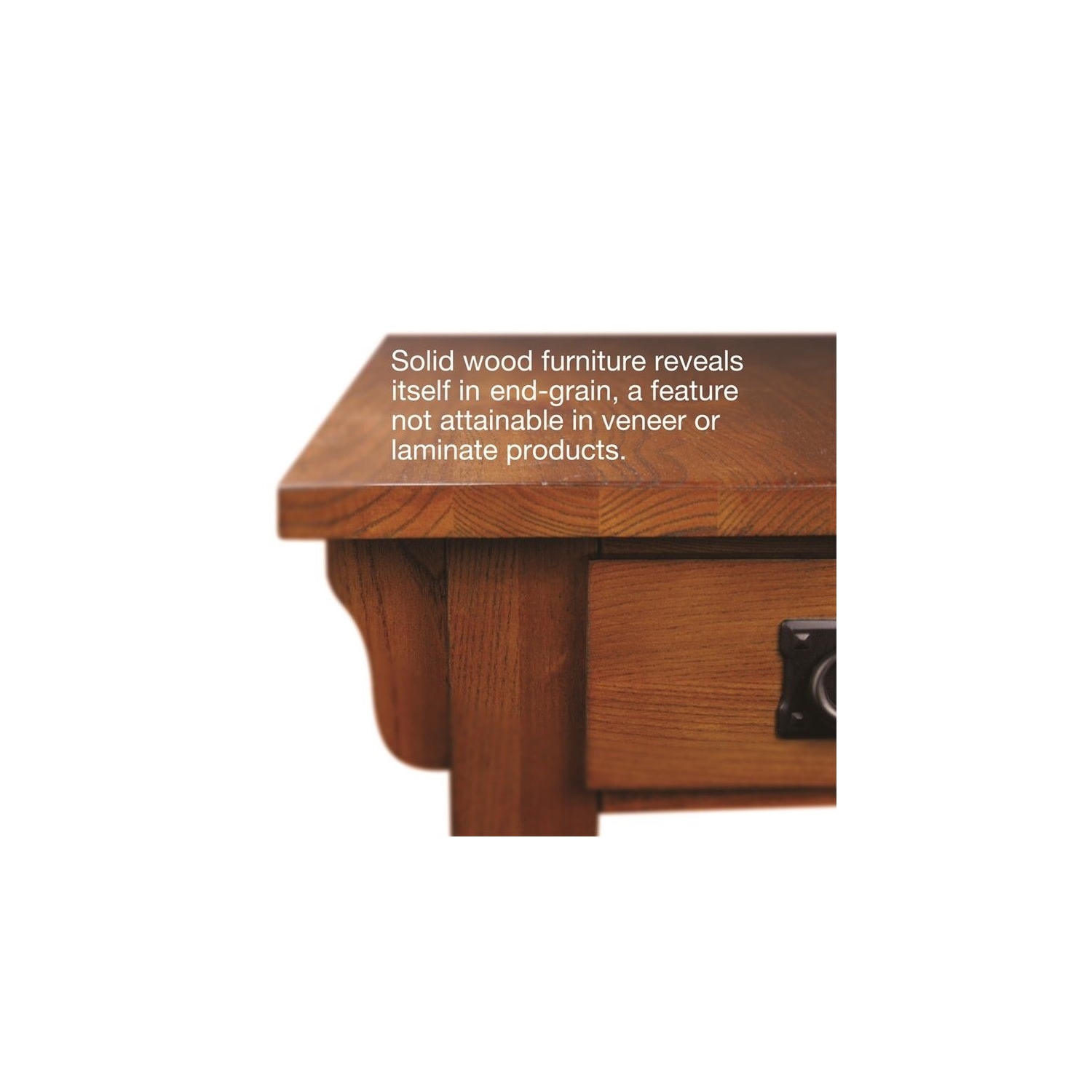 Table à placer près d’un fauteuil Mission Oak de Leick Furniture avec tiroir de rangement et tablette