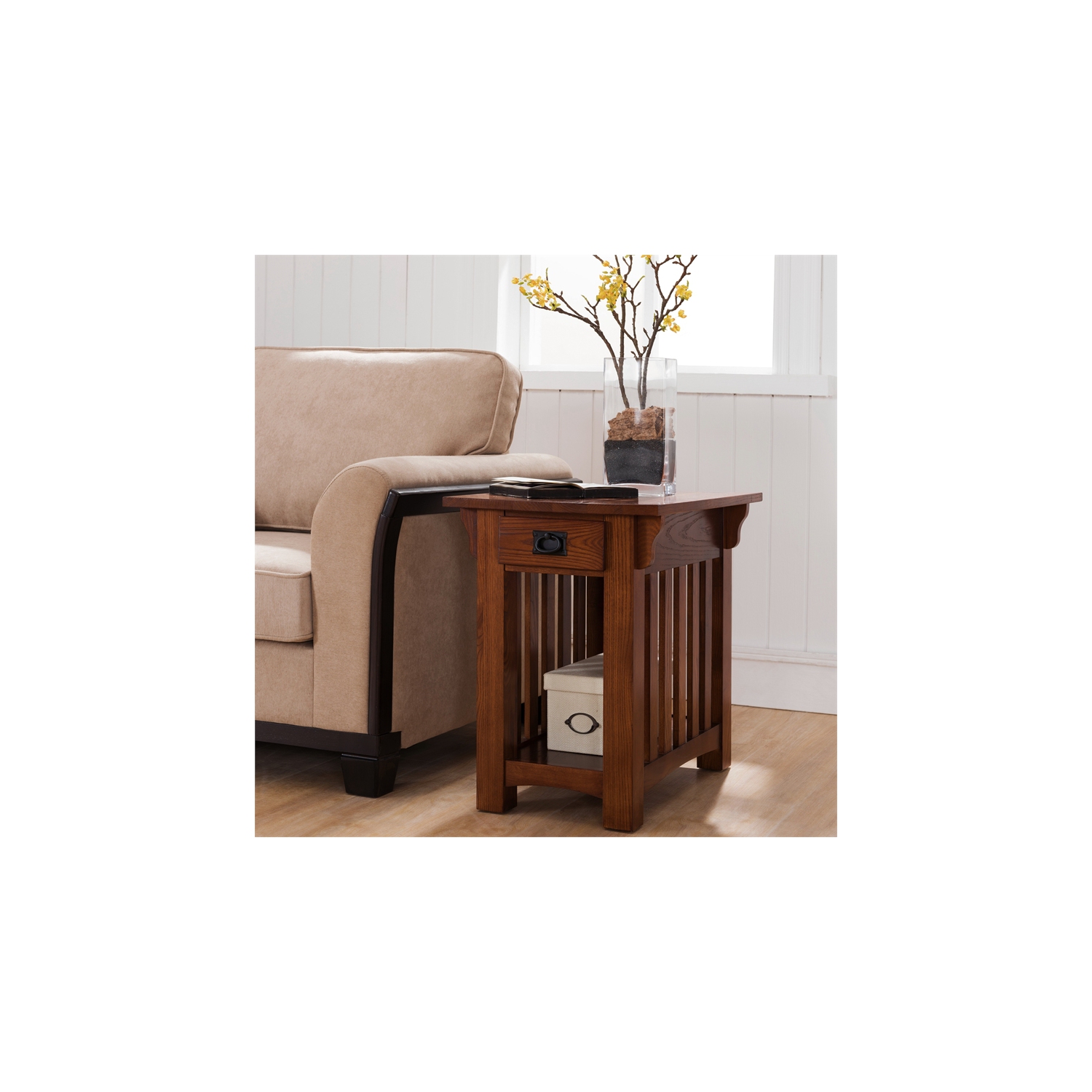 Table à placer près d’un fauteuil Mission Oak de Leick Furniture avec tiroir de rangement et tablette