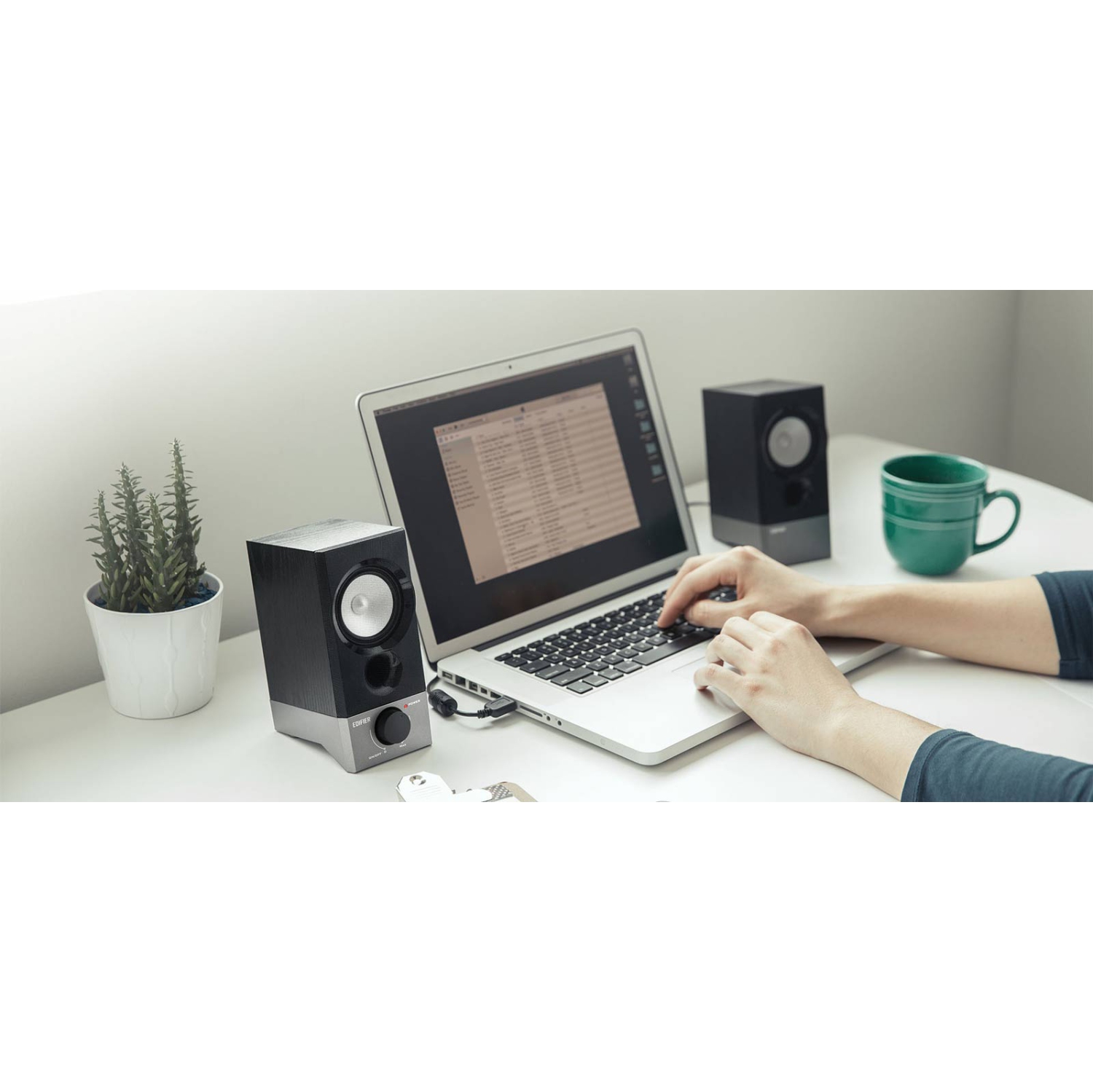Edifier R19U Compact 2.0 Speakers Powered by USB Supports Windows 10 and Mac OS X 10.12 Sierra 