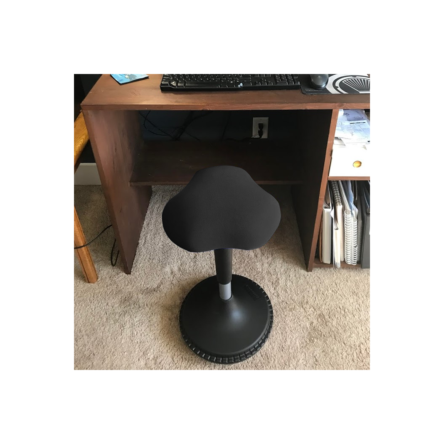 Tabouret ergonomique pour position assise active avec assise oscillante, idéal pour les bureaux debout et le renforcement du tronc