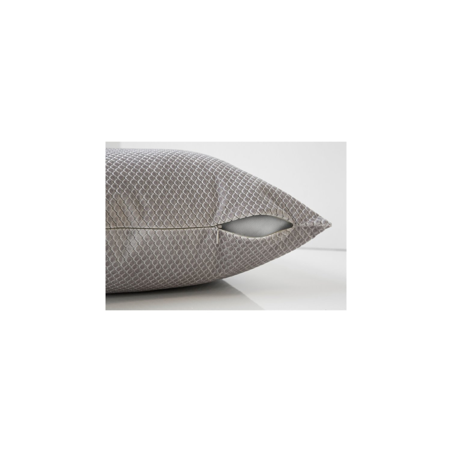 PILLOW - 18"X 18" / SILVER DIAMOND VELVET / 1PC