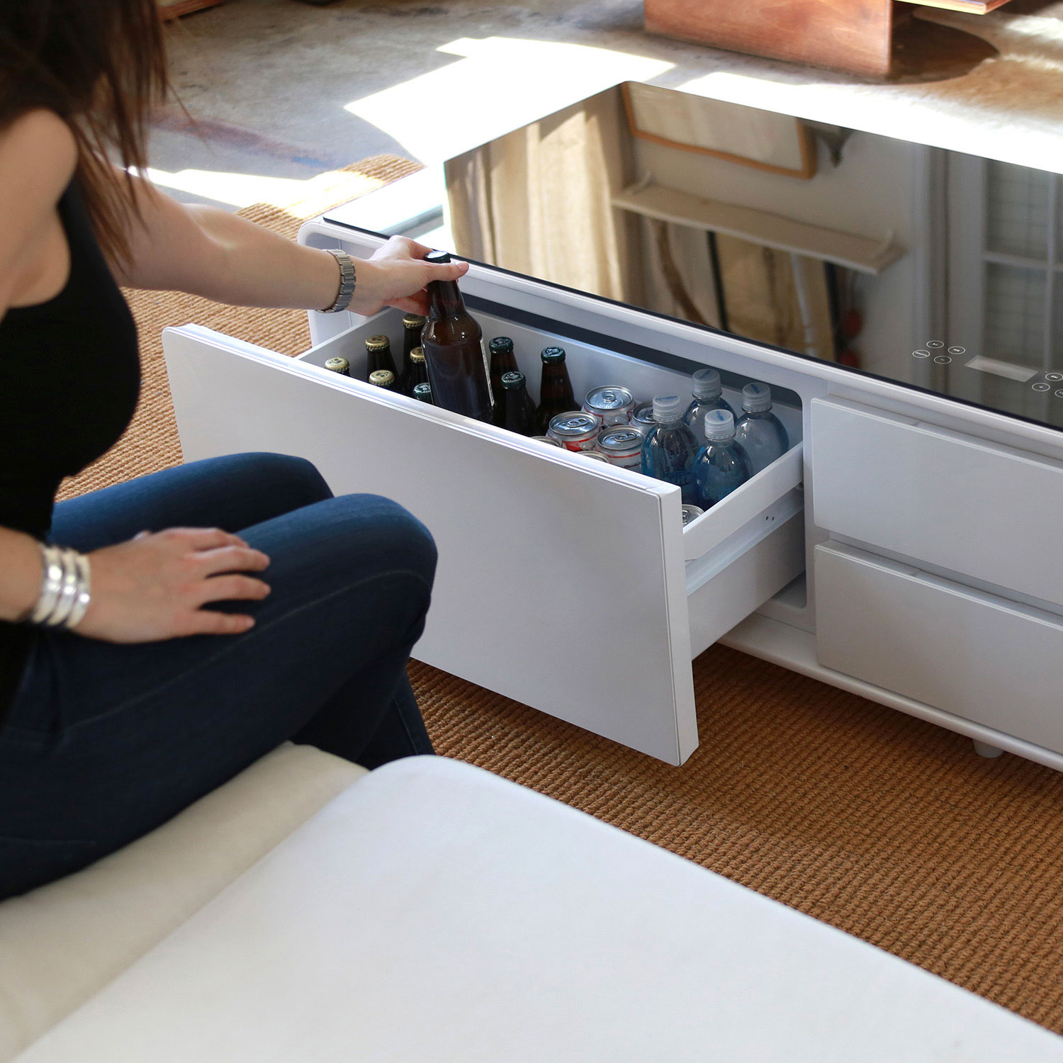 Sobro, une table basse avec frigo intégrée.