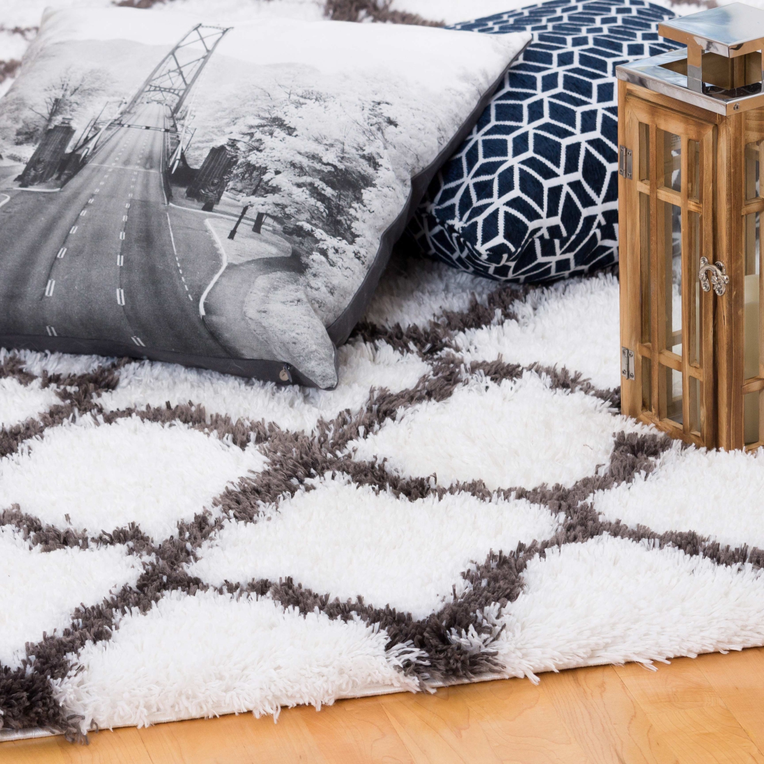 AG Home Kerrisdale Lattice 6'7" x 9'6" Shag Area Rug - White