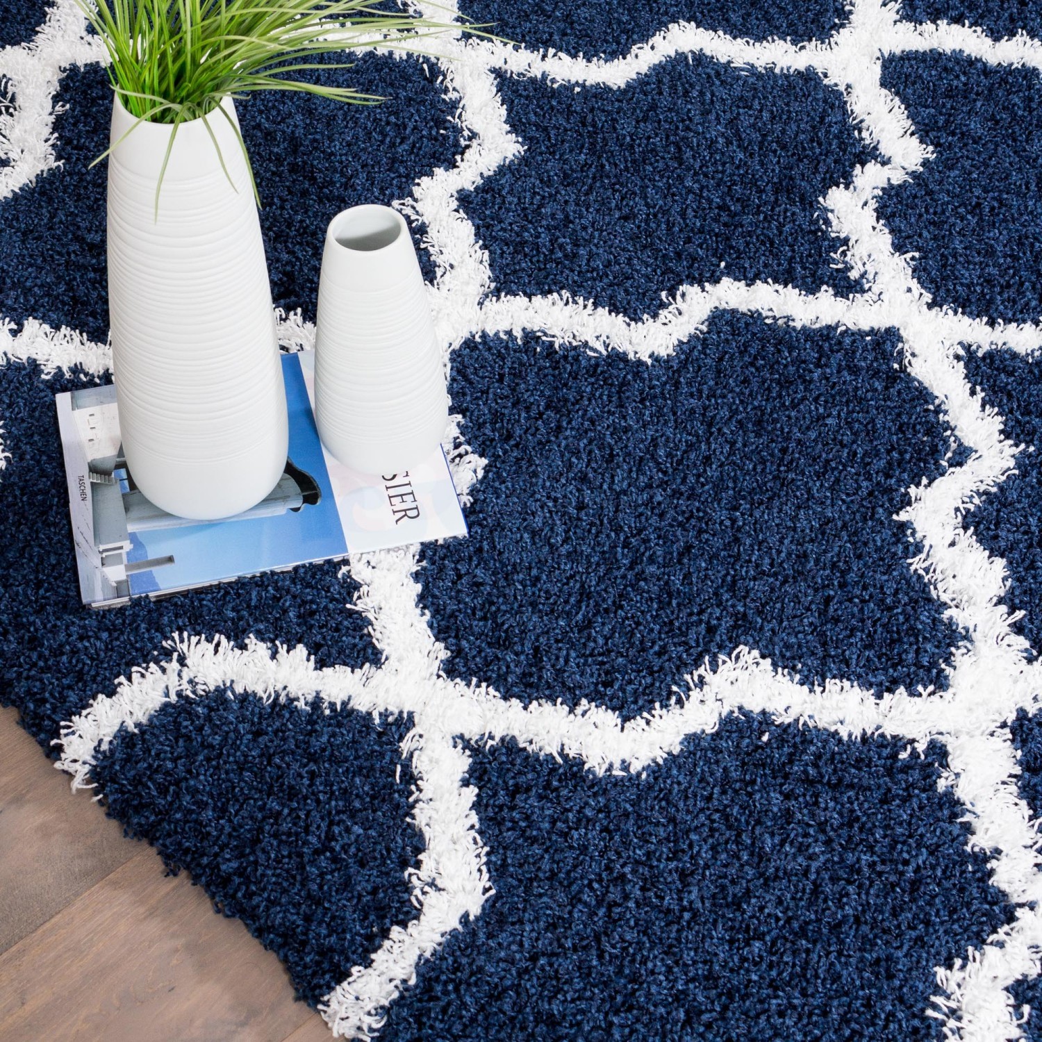 Tapis à poils longs de 4 pi x 5 pi 7 po Victoria Lattice d’AG Home - Bleu marine