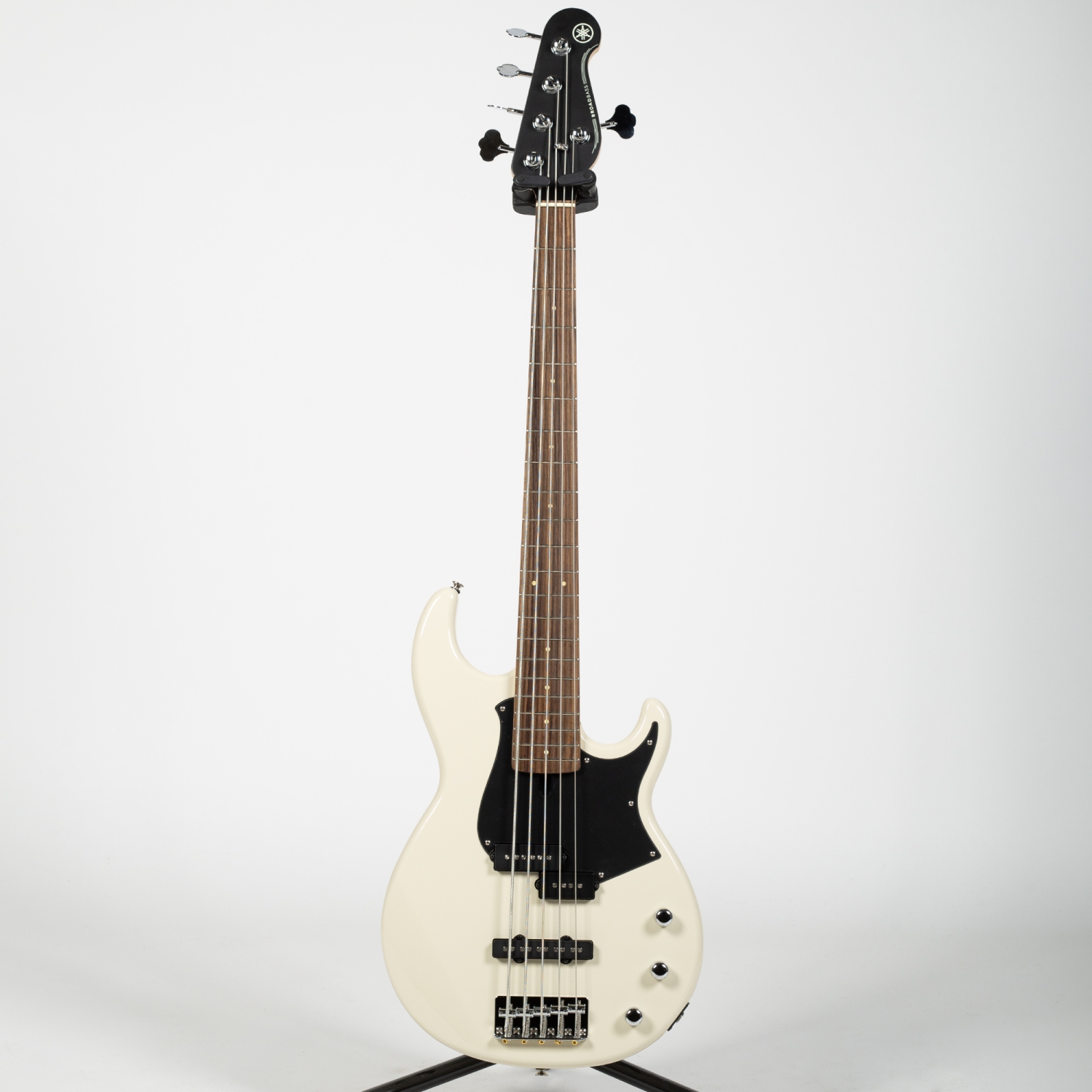 Guitare basse électrique à 5 cordes série BB de Yamaha - Blanc rétro