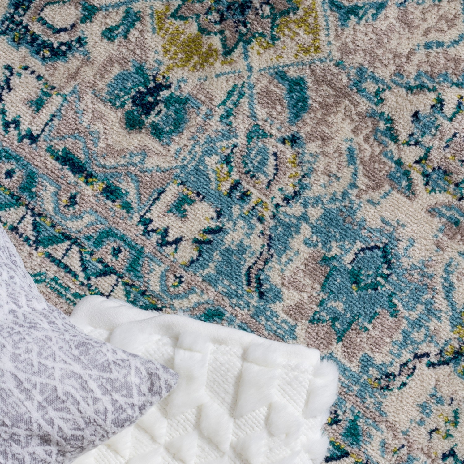 Saville Crown Blue/Turquoise Area Rug 2'2"x3'11"