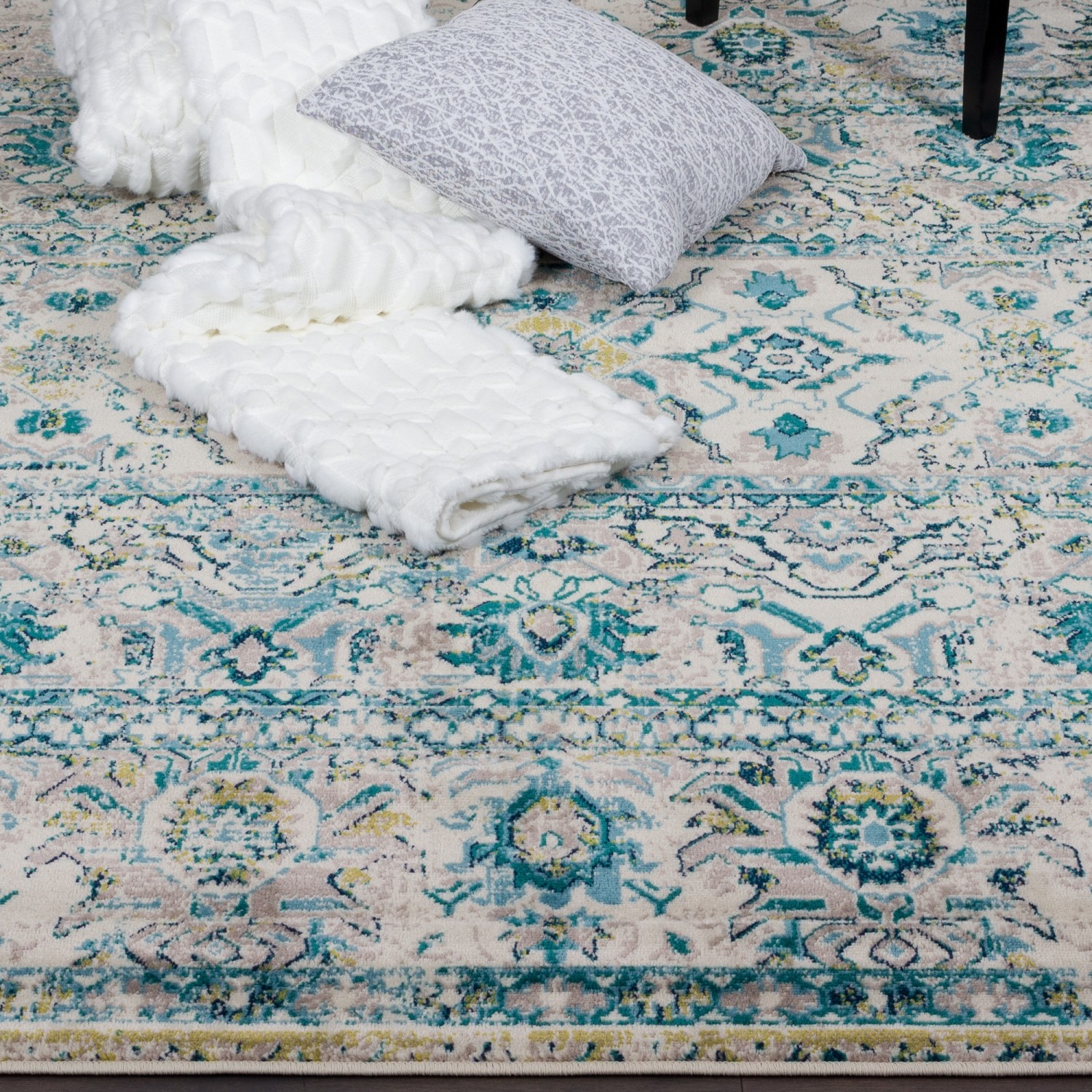 Saville Crown Blue/Turquoise Area Rug 2'2"x3'11"