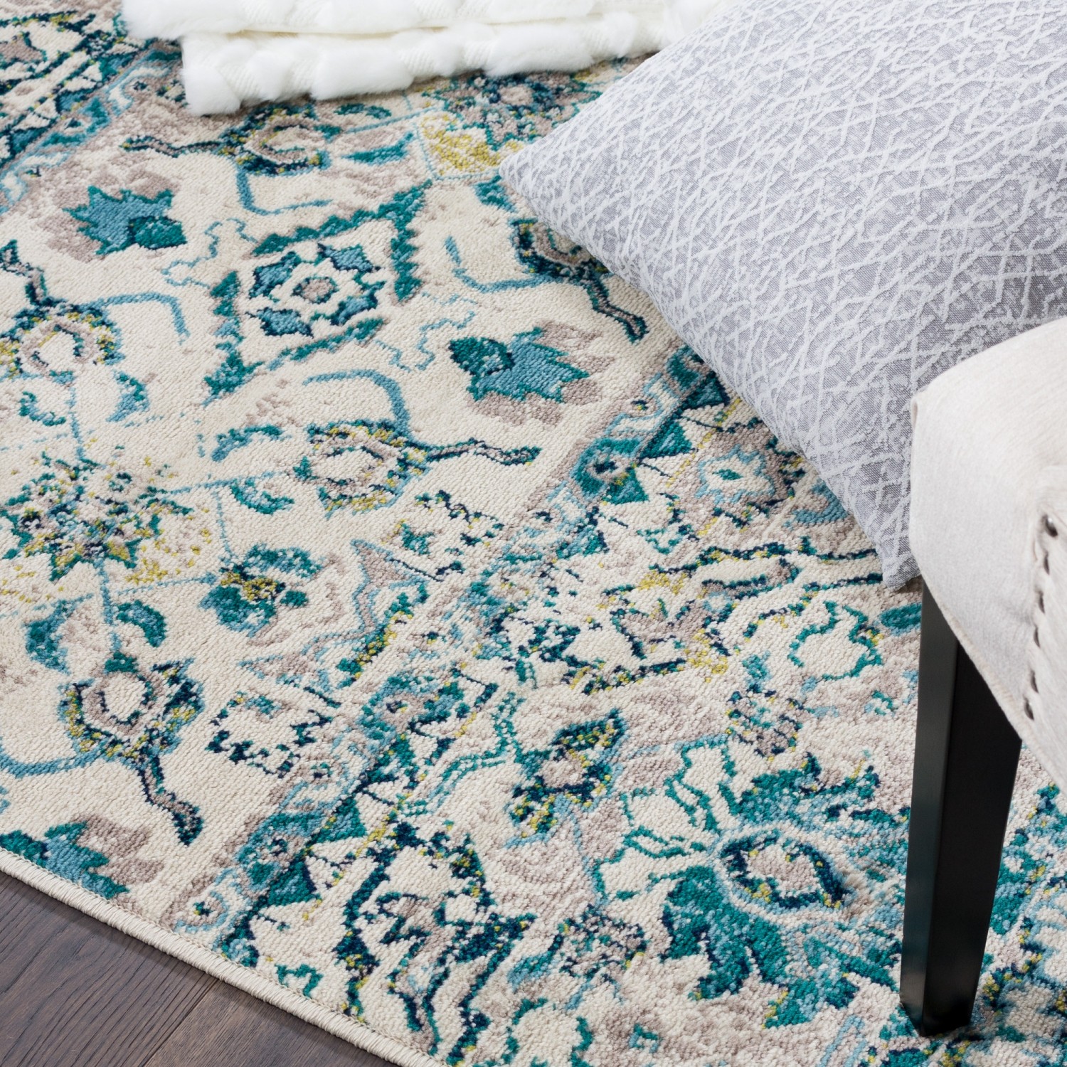 Saville Crown Blue/Turquoise Area Rug 2'2"x3'11"