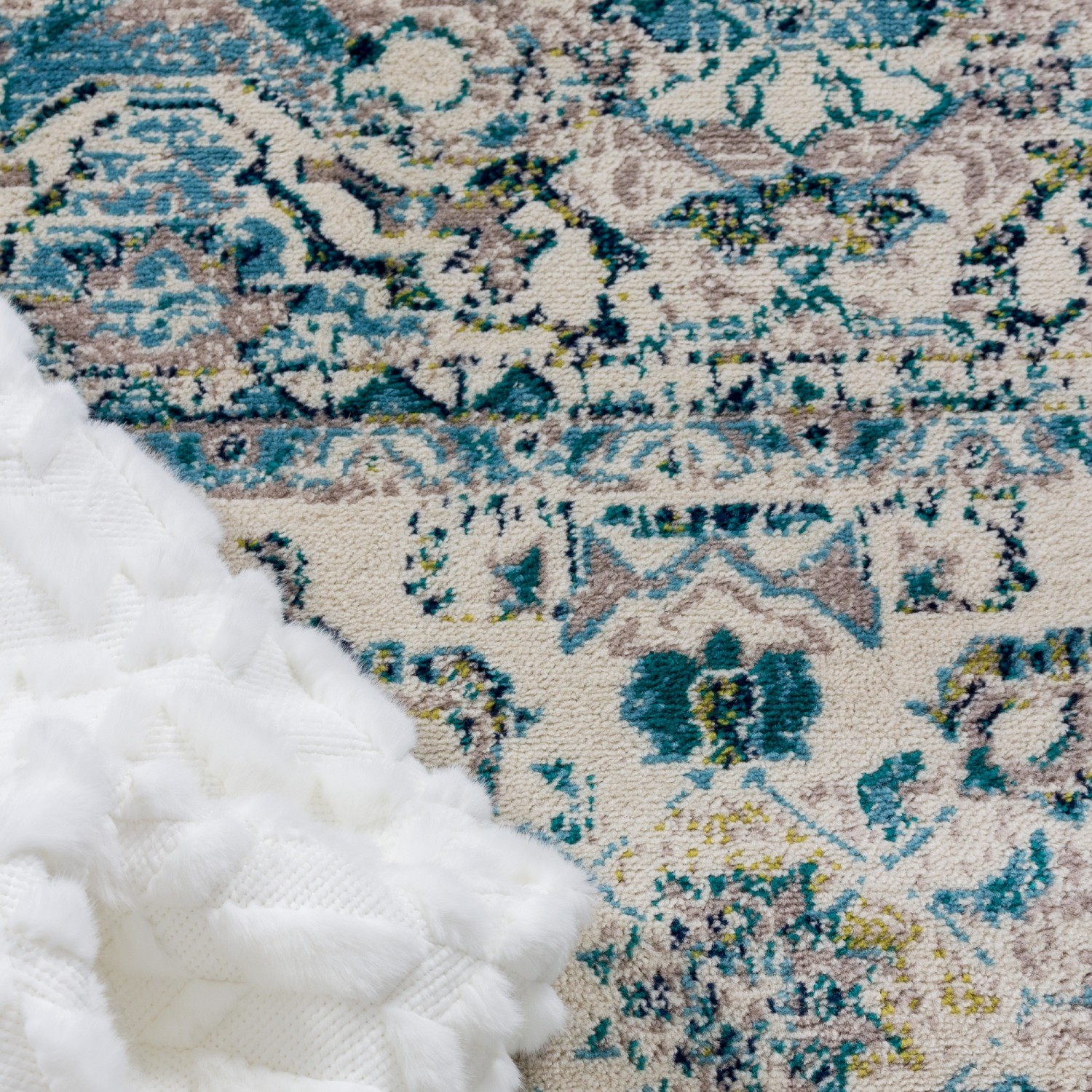 Saville Crown Blue/Turquoise Area Rug 2'2"x3'11"