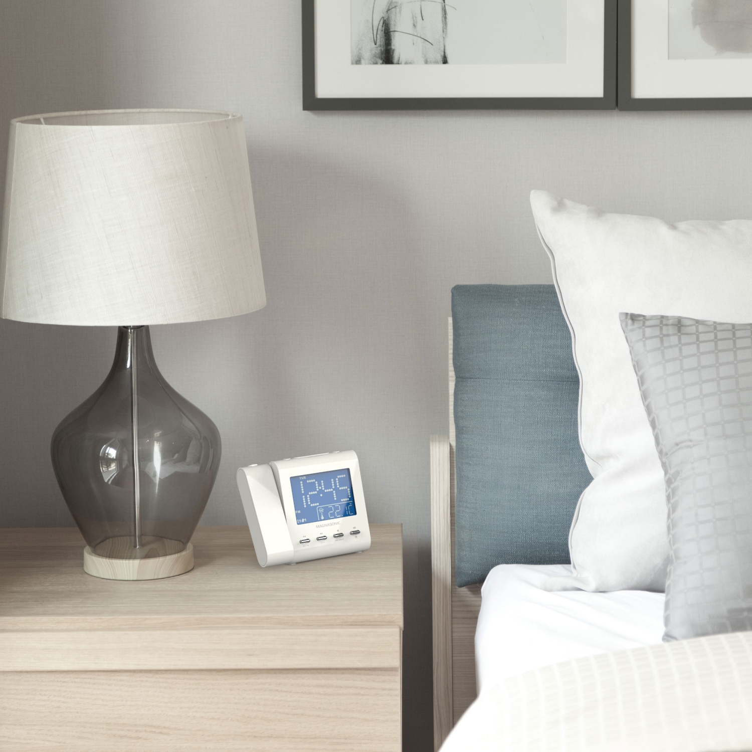 Réveille-matin à projection de Magnasonic avec radio AM/FM, batterie de secours, réglage automatique de l’heure, alarme double et entrée auxiliaire