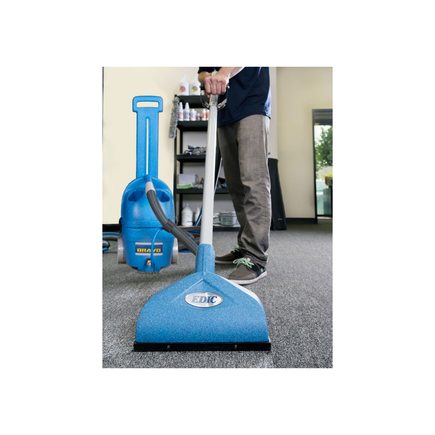 Extracteur à tapis ED300MH Bravo de EDIC : Réservoir 1 gal., remplissage et drainage automatique, rangement outils et les bouteilles de produits,