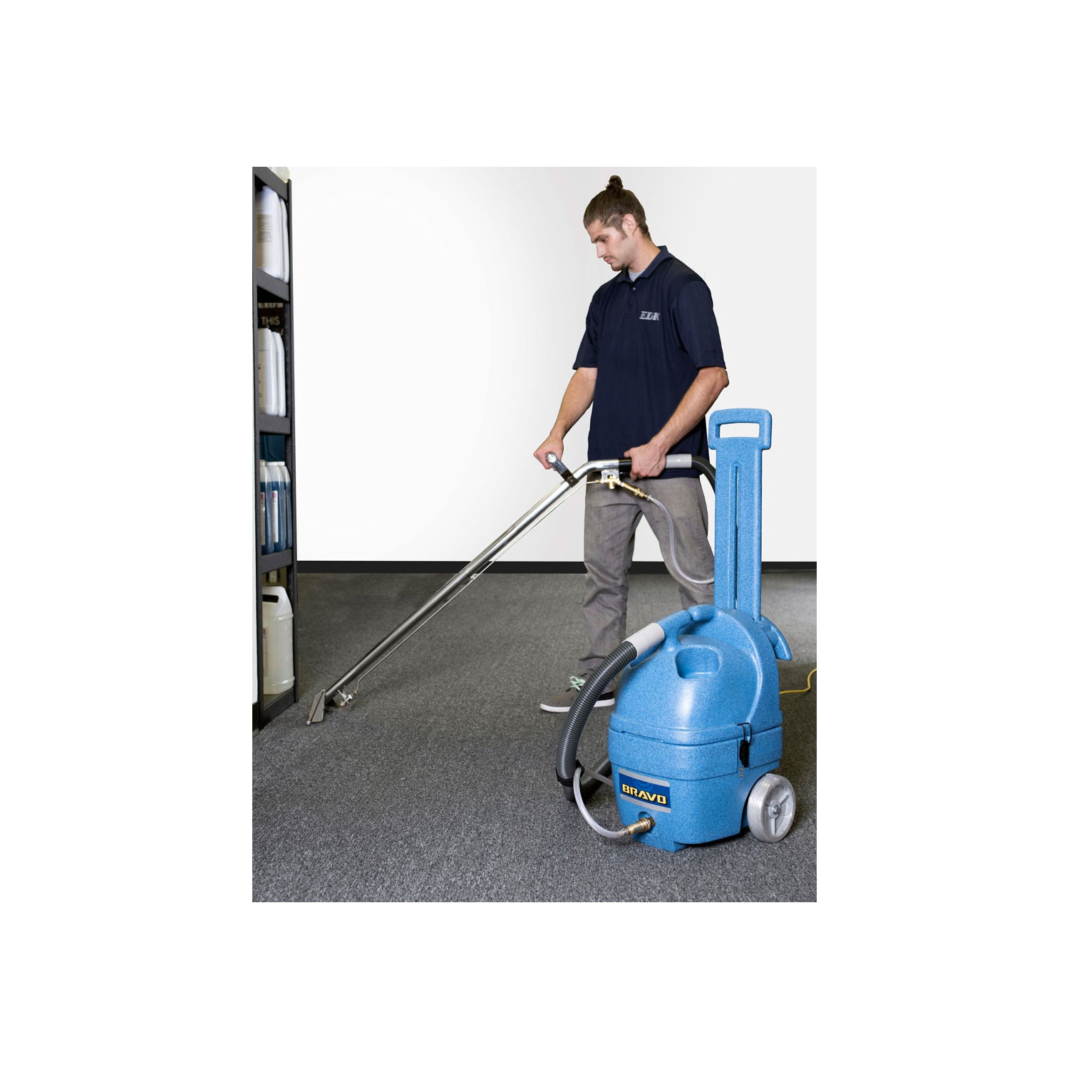 Extracteur à tapis ED300MH Bravo de EDIC : Réservoir 1 gal., remplissage et drainage automatique, rangement outils et les bouteilles de produits,