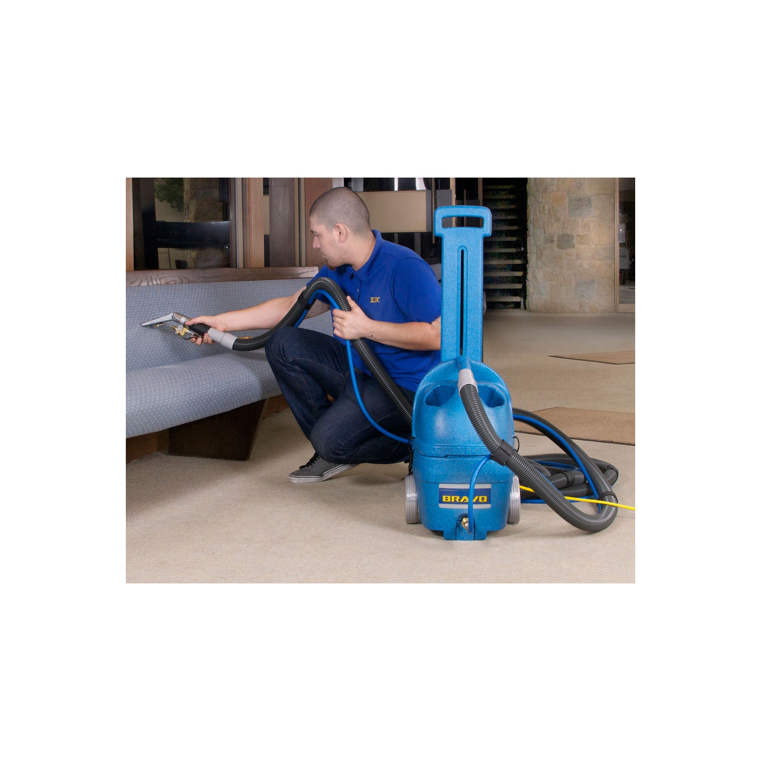 Extracteur à tapis ED300MH Bravo de EDIC : Réservoir 1 gal., remplissage et drainage automatique, rangement outils et les bouteilles de produits,