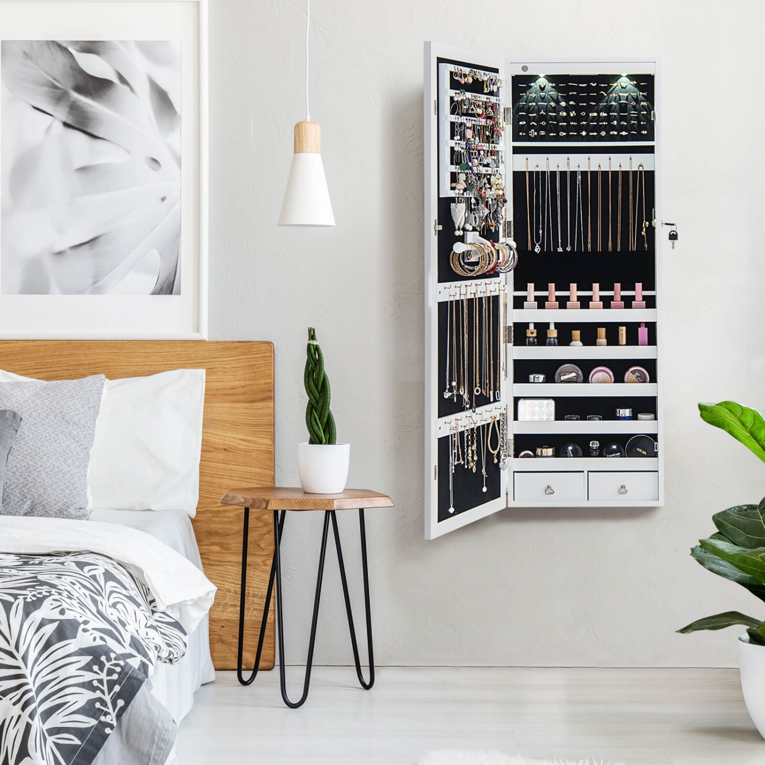 Armoire à bijoux avec miroir de Costway, miroir transparent pleine longueur et crochets à lumières DEL internes