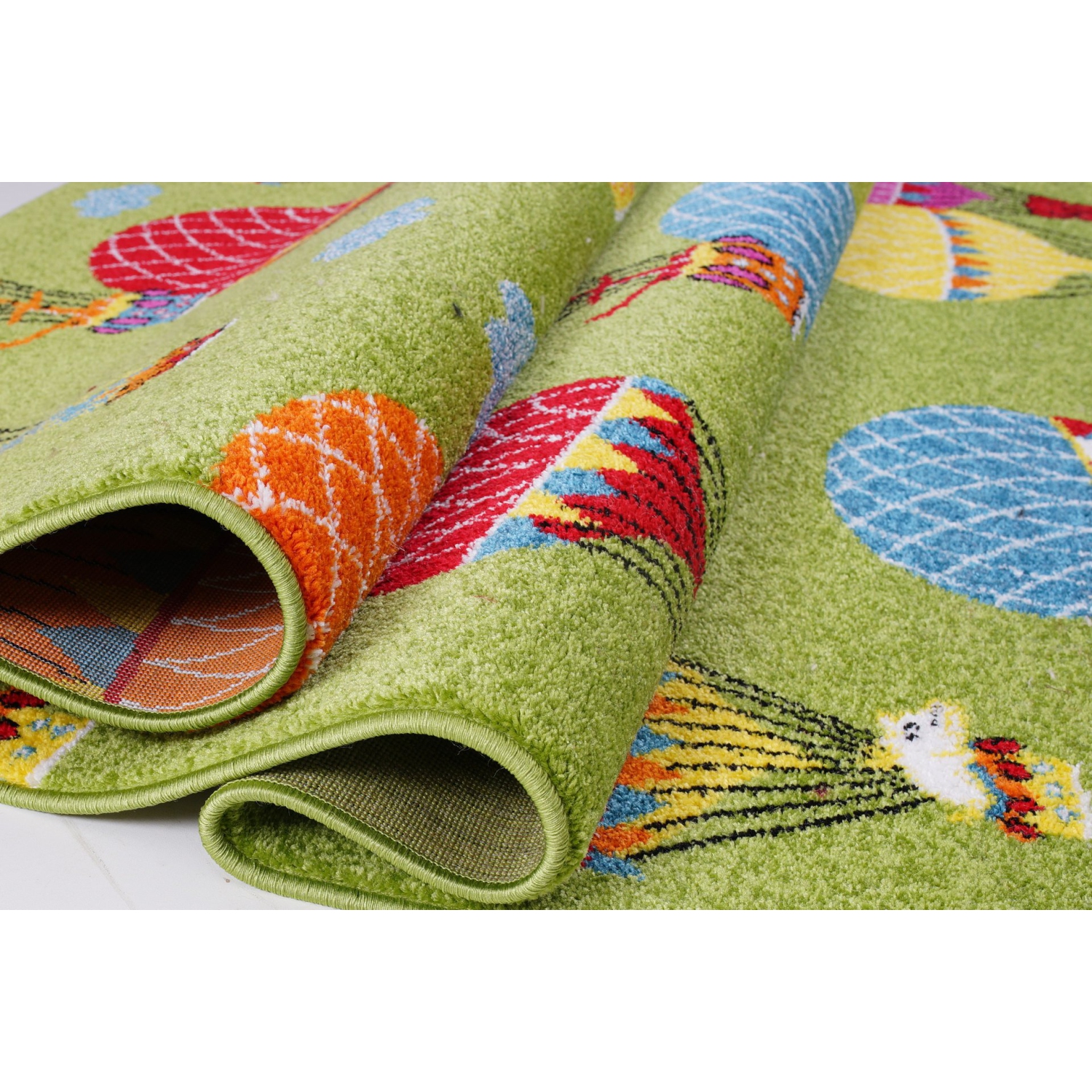 Tapis de tapis coloré avec des ballons, parachute, animaux, vert, coloré, mignon