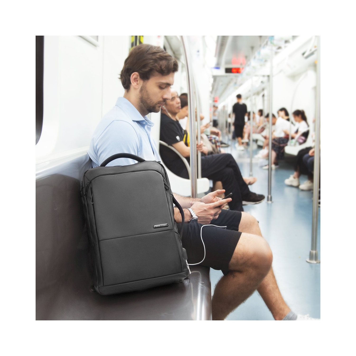 Le sac à dos pour portable DARWIN de Mark Ryden est un sac à dos imperméable qui se transforme facilement en mallette