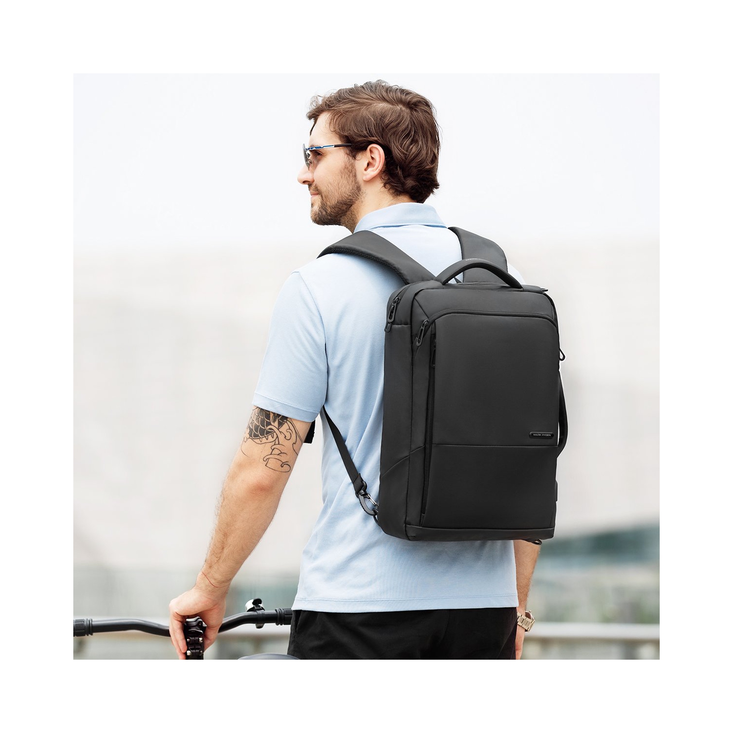 Le sac à dos pour portable DARWIN de Mark Ryden est un sac à dos imperméable qui se transforme facilement en mallette