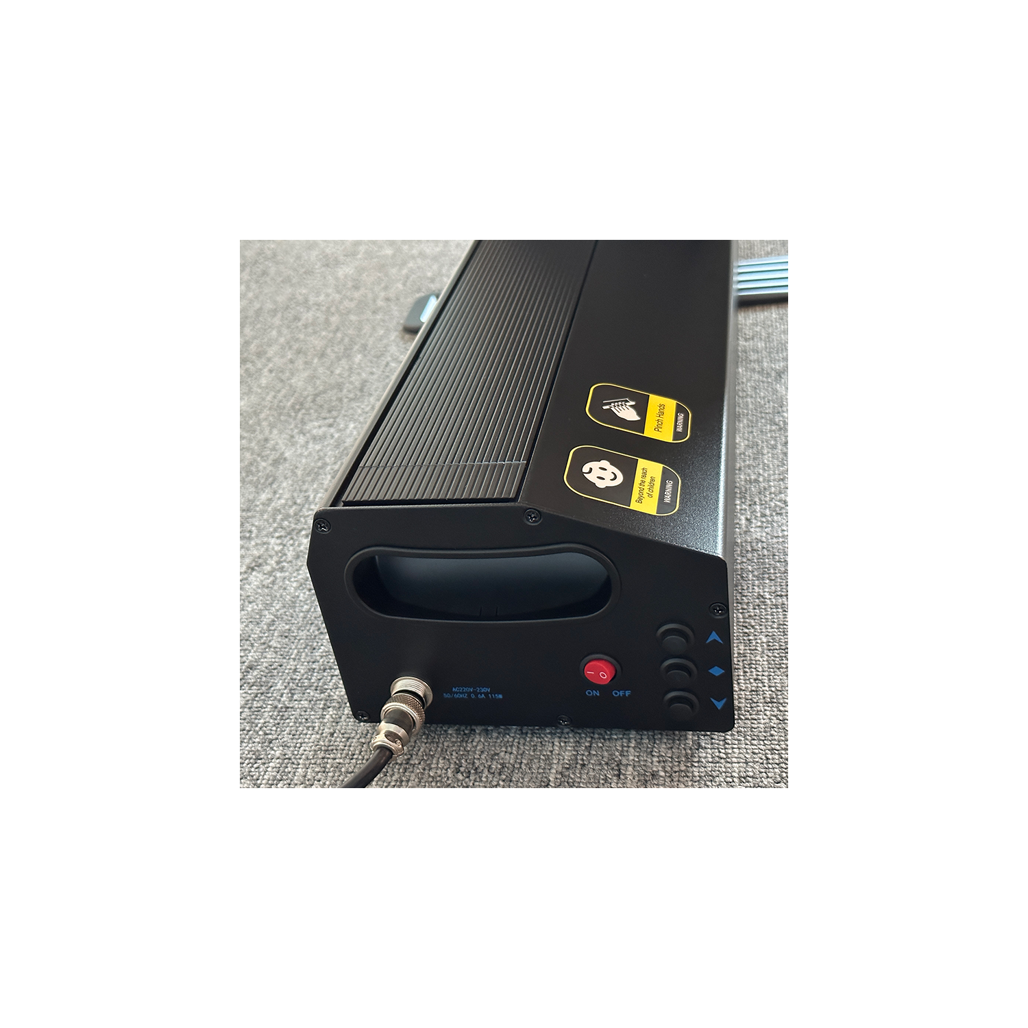 EluneVision – Écran ALR de plancher à très courte distance de projection motorisée Aurora 8K de 120&nbsp;po