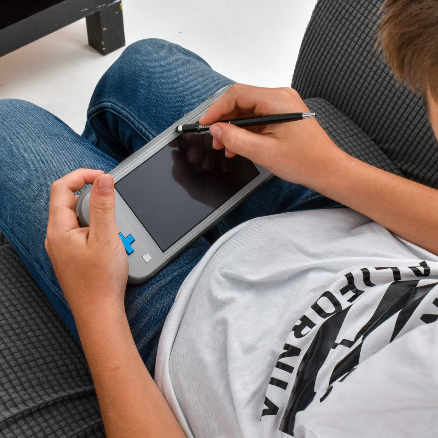 Kit de démarrage pour Nintendo Switch Lite avec protecteur d'écran en verre trempé, étui de transport, support pliable, et plus