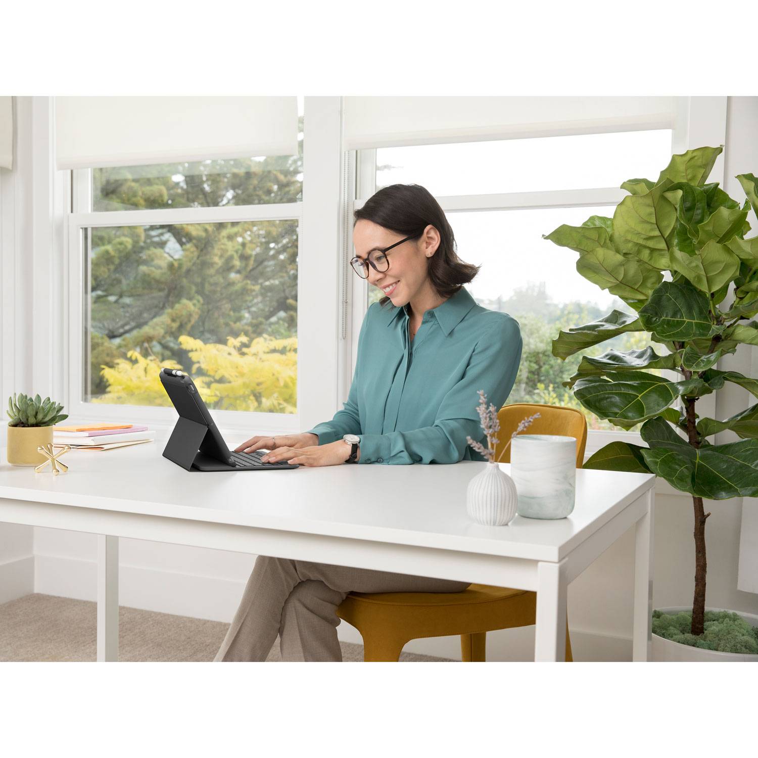 Logitech Slim Folio Keyboard Case for iPad - Black