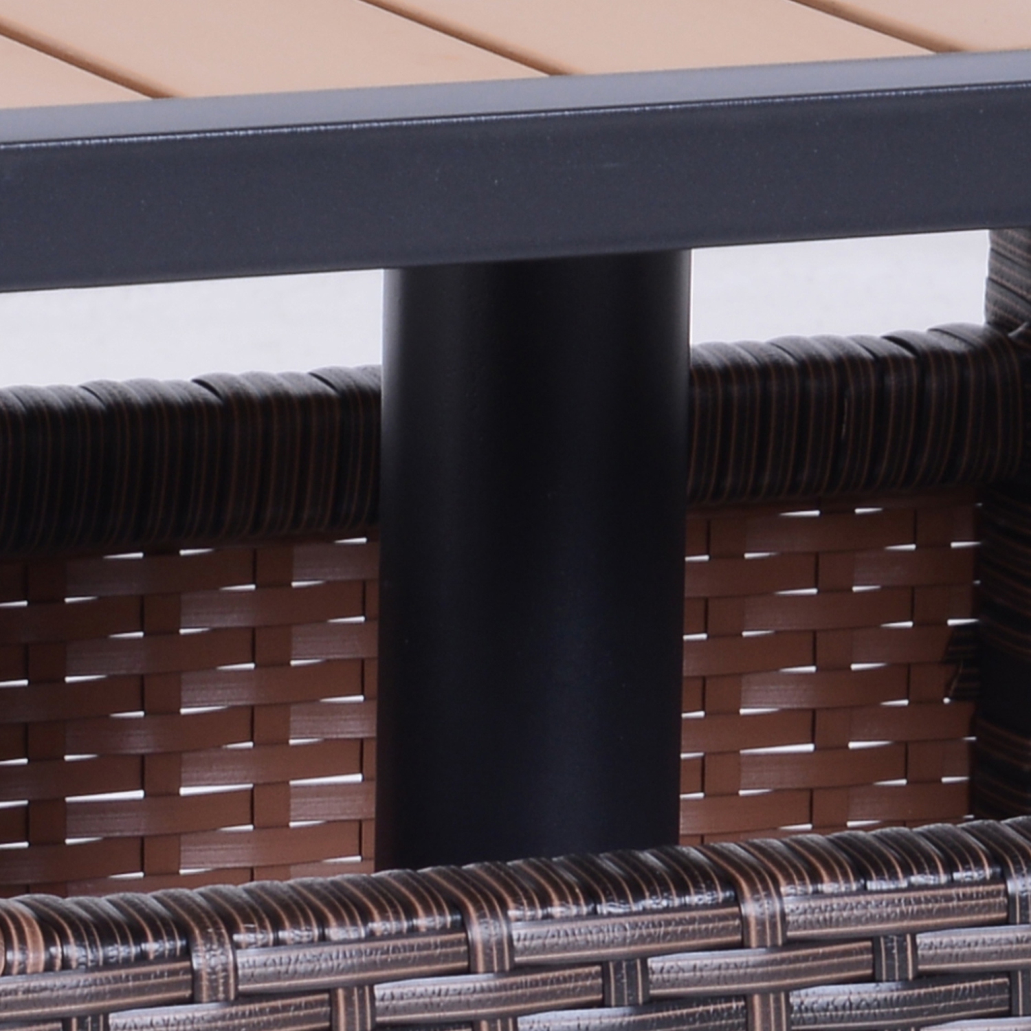 Table carrée en osier de résine de polyéthylène de 22 po avec trou pour parasol Outsunny, table d’appoint extérieure patio utilisée comme