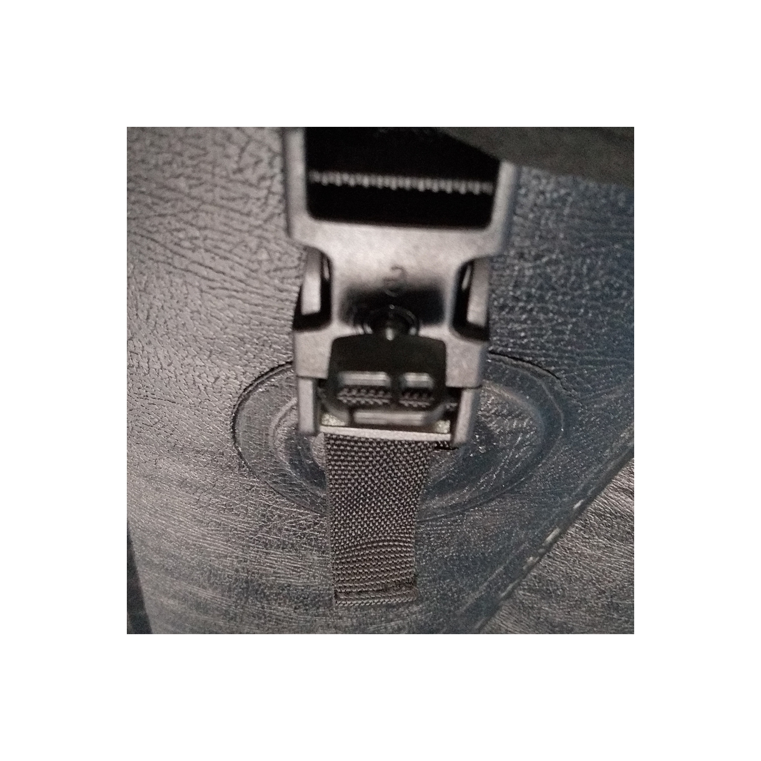 Spa gonflable carré avec couvercle HTISQ4BKWH d’ALEKO - 4 personnes - 160 gallons - Noir et blanc