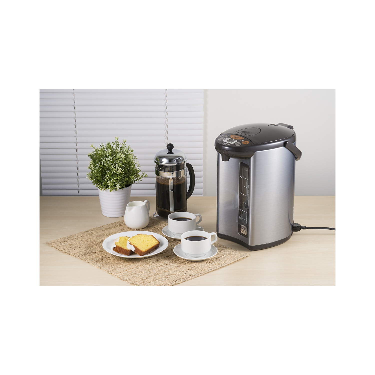 Bouteille d’eau Micom de 4 l et réchaud CD-WCC40 de Zojirushi