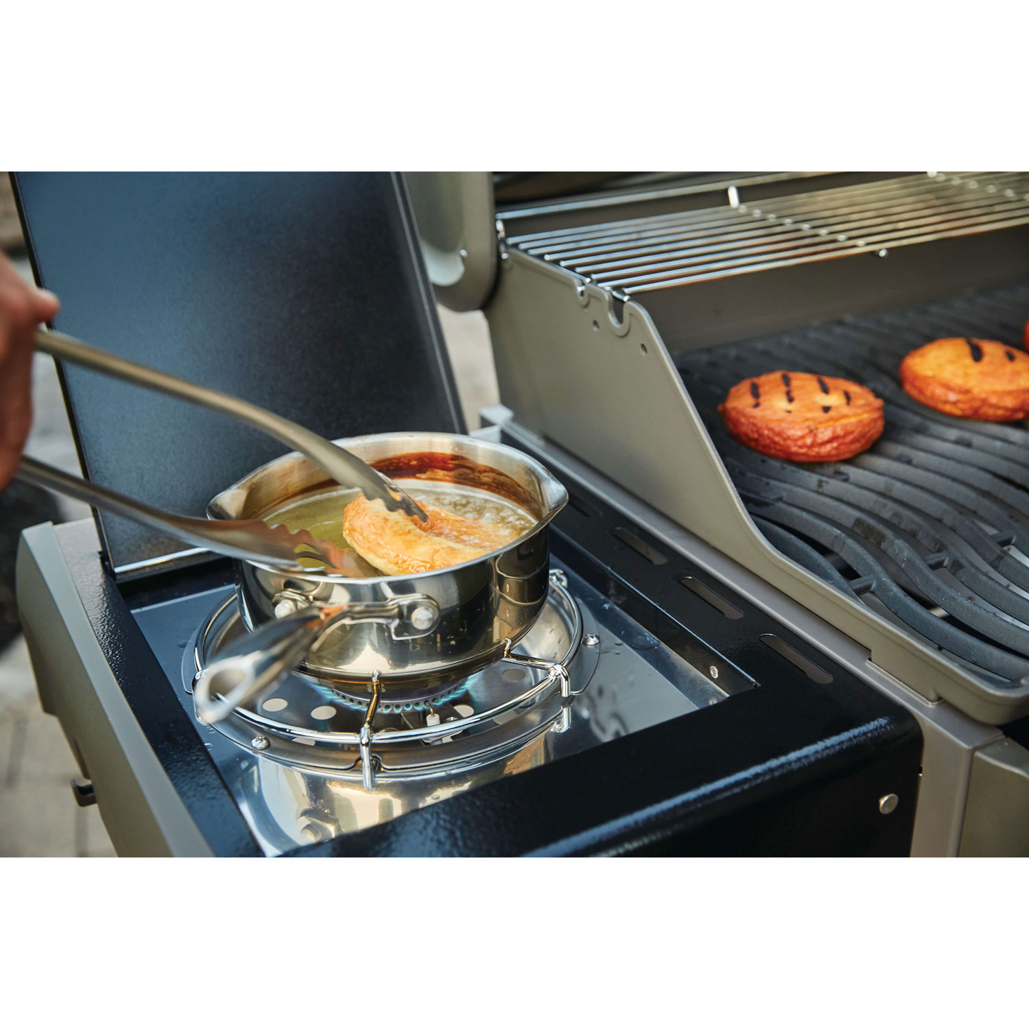 Napoleon Rogue 425 42000 BTU Propane BBQ with Side Burner & Grill Cover - Black - Only at Best Buy