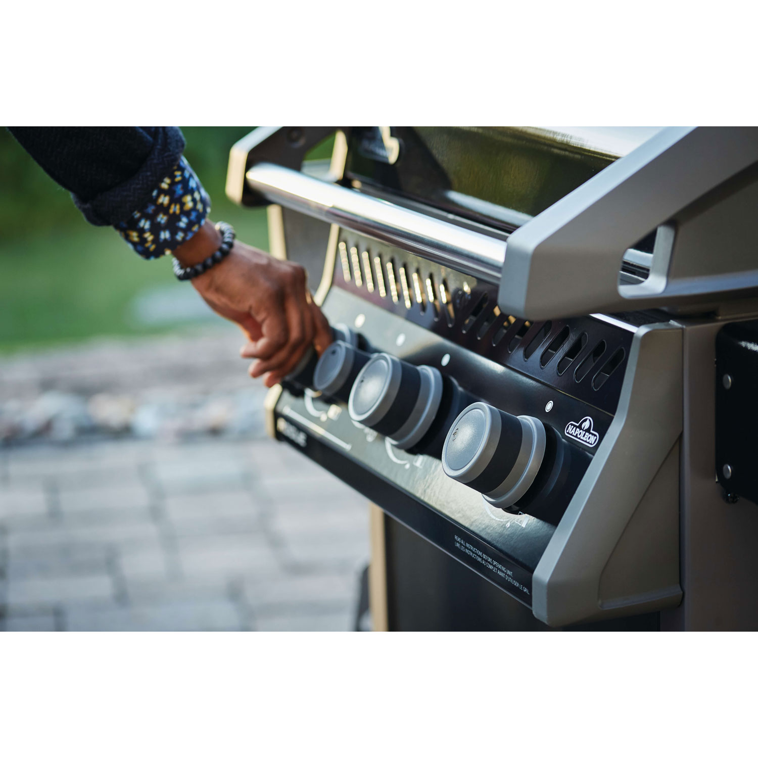 Napoleon Rogue 425 42000 BTU Propane BBQ with Side Burner & Grill Cover - Black - Only at Best Buy
