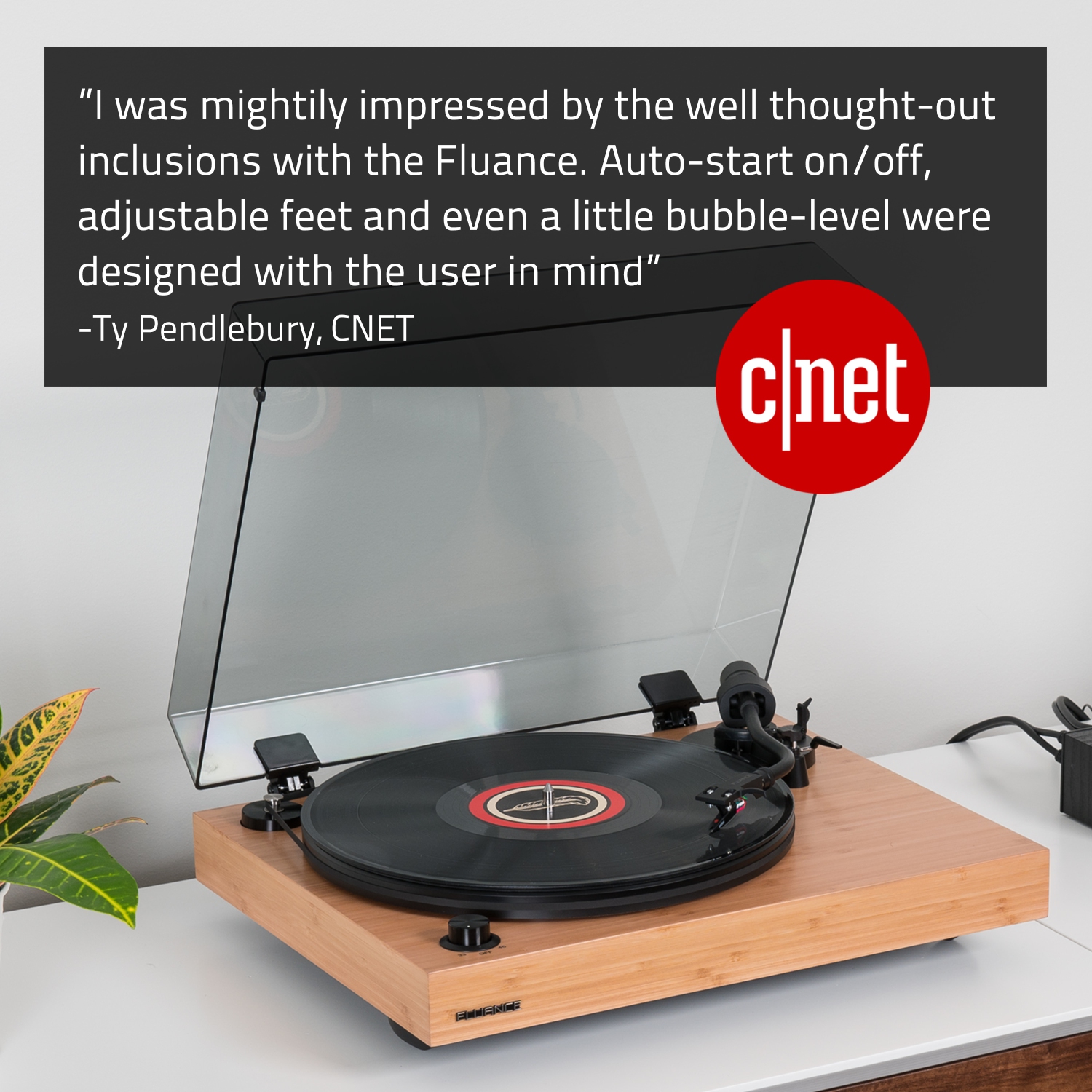 Tourne-disque haute fidélité en vinyle RT82 de Fluance avec cartouche Ortofon OM10 et moteur de contrôle de la vitesse