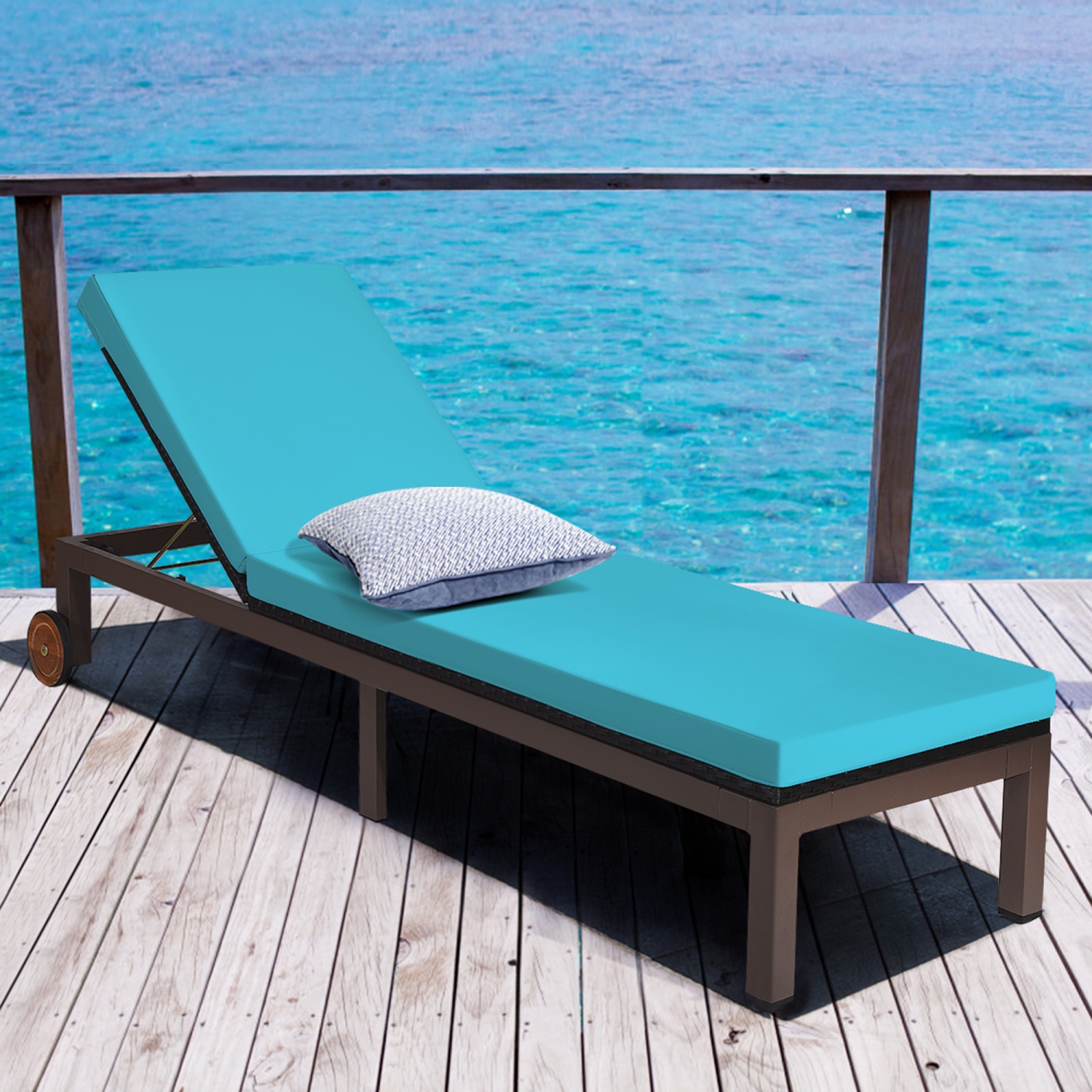 Chaise longue en rotin réglable et inclinable avec matelas et roues marque Gymax