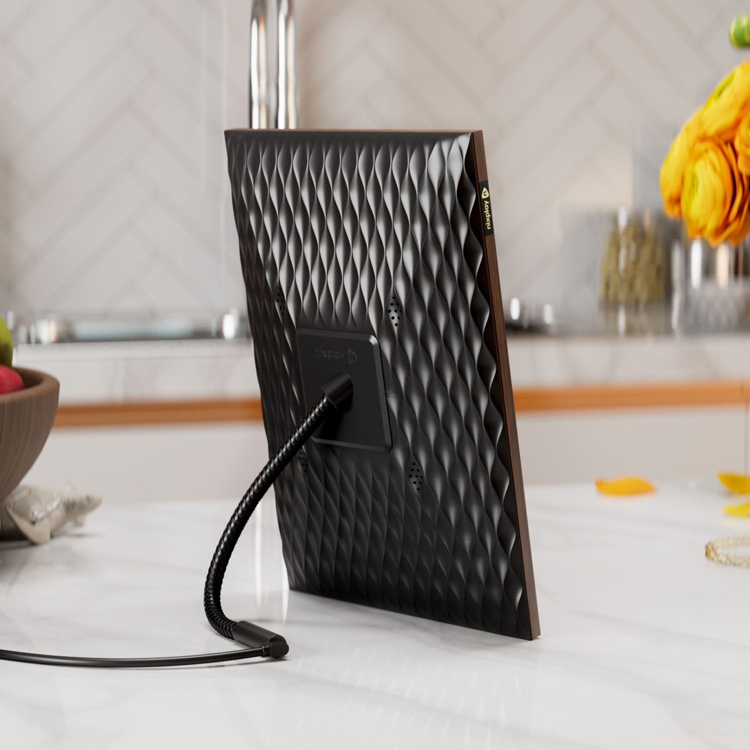 Cadre photo numérique intelligent de 10.1 po de Nixplay avec Wi-Fi à effet de bois - Partagez instantanément vos moments par courriel ou par