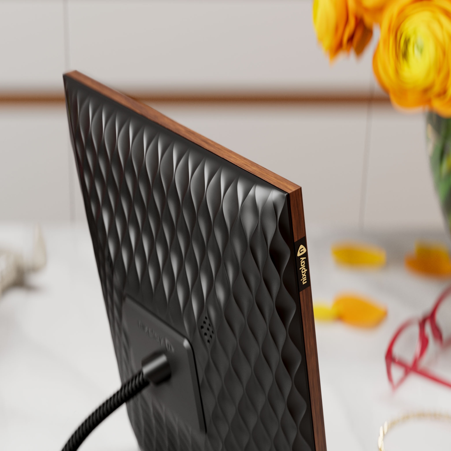 Cadre photo numérique intelligent de 10.1 po de Nixplay avec Wi-Fi à effet de bois - Partagez instantanément vos moments par courriel ou par