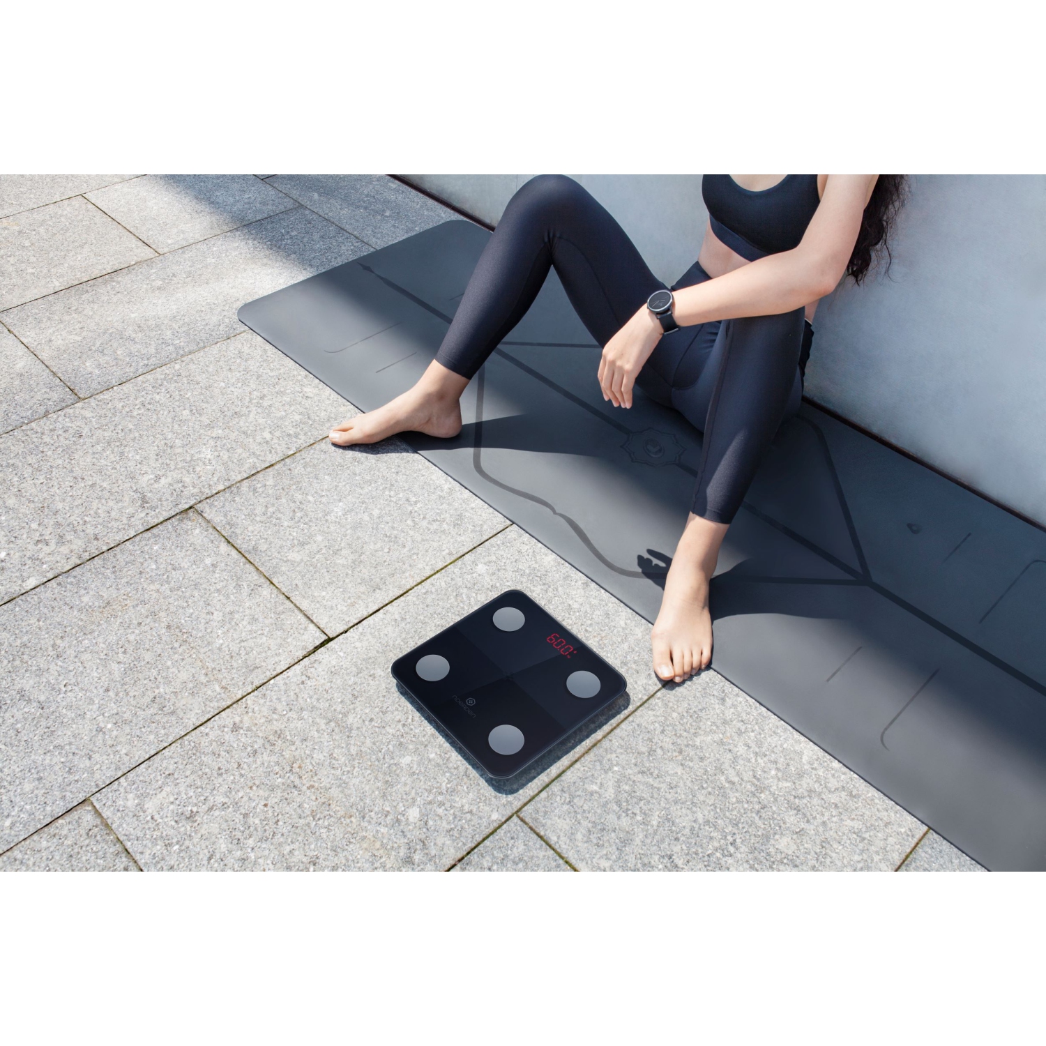 NOERDEN - pèse-personne intelligent minimum - pèse-personne avec technologie de marche, Bluetooth, écran DEL, verre trempé, technologie avancée de