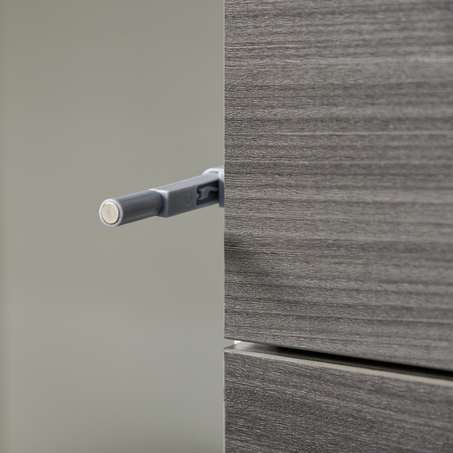 Buffet à fini lustré de HOMCOM avec 2 tiroirs, 2 portes et tablettes réglables, armoire de rangement de cuisine à bouton-poussoir, gris et blanc