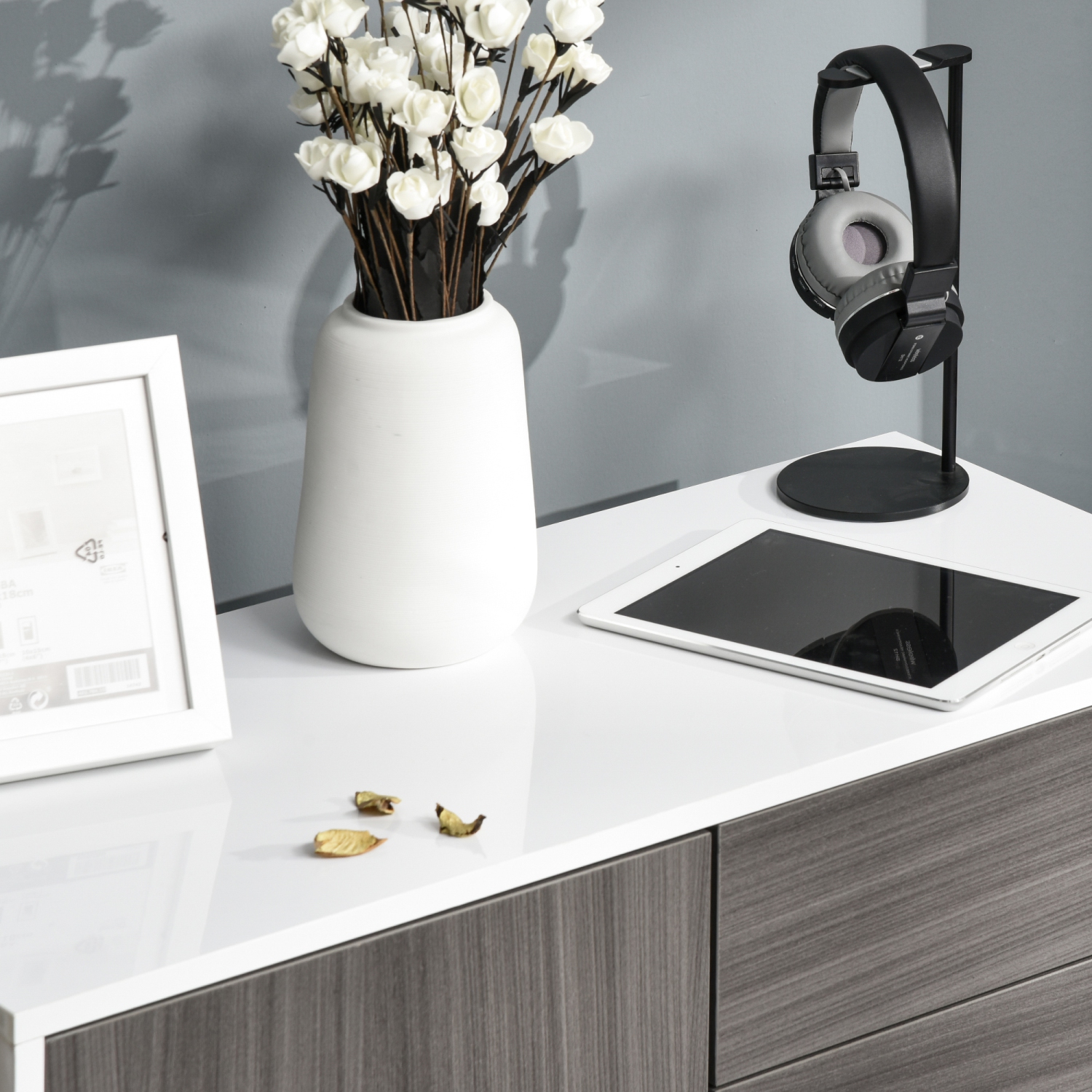 Buffet à fini lustré de HOMCOM avec 2 tiroirs, 2 portes et tablettes réglables, armoire de rangement de cuisine à bouton-poussoir, gris et blanc