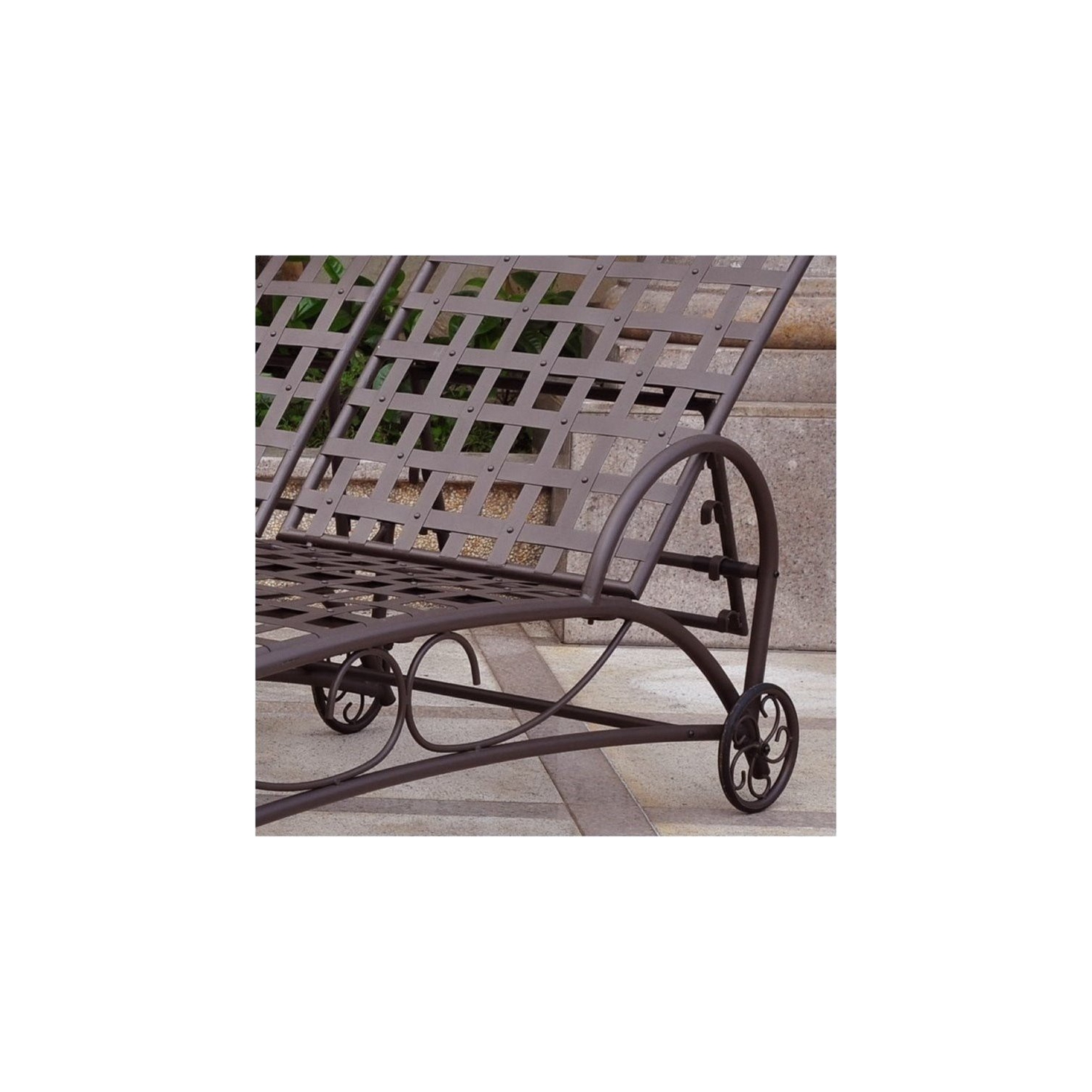 Chaise longue de jardin double Bowery Hill en fer forgé