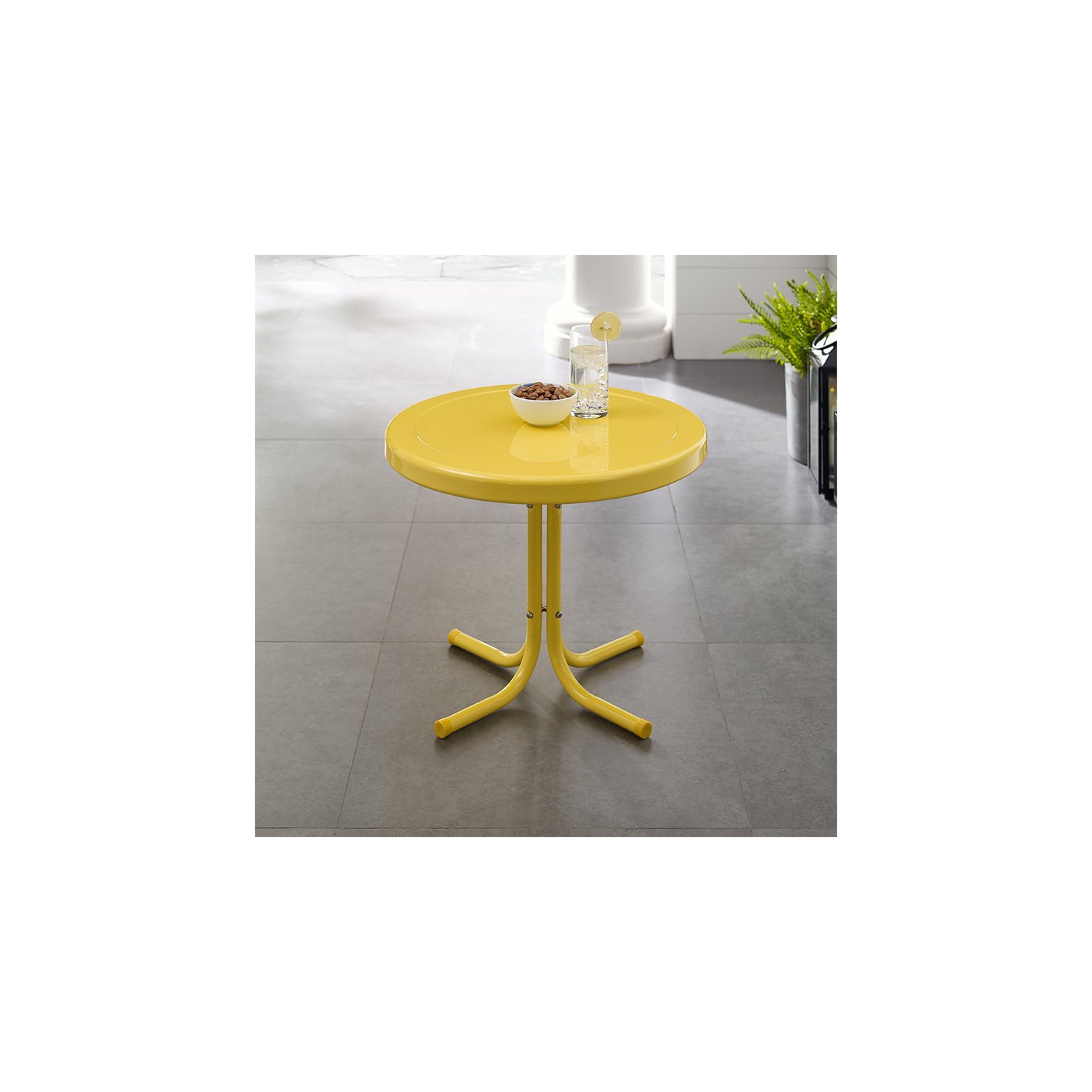 Table d’extrémité de patio en métal rétro jaune de Crosley
