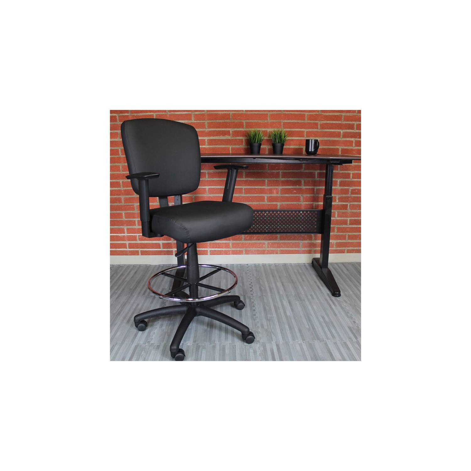 Boss Office – Tabouret de dessinateur pivotant en similicuir noir Tough to Task